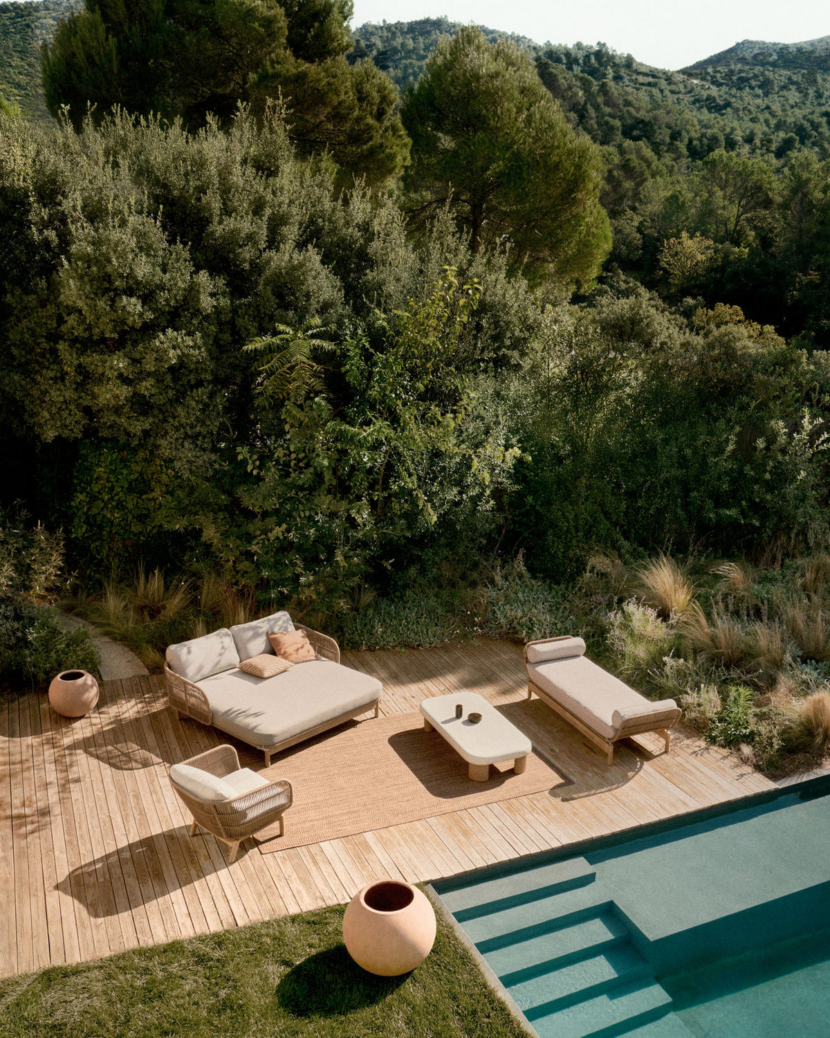 Sessel Catalina aus beigem Seil und massivem Akazienholz FSC 100% in Beige präsentiert im Onlineshop von KAQTU Design AG. Outdoor-Sessel mit Armlehnen ist von Kave Home