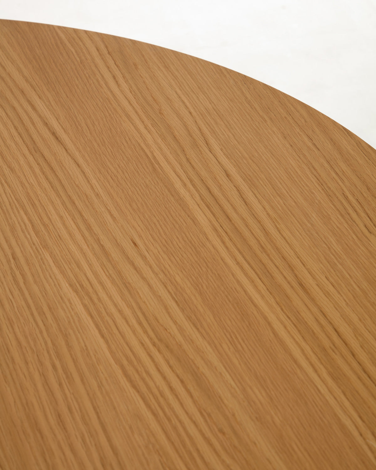 Oqui ovaler Ausziehtisch aus Eichenfurnier mit Beinen aus Massivholz Ø 120 (200) x 90 cm in Natur präsentiert im Onlineshop von KAQTU Design AG. Esstisch ist von Kave Home