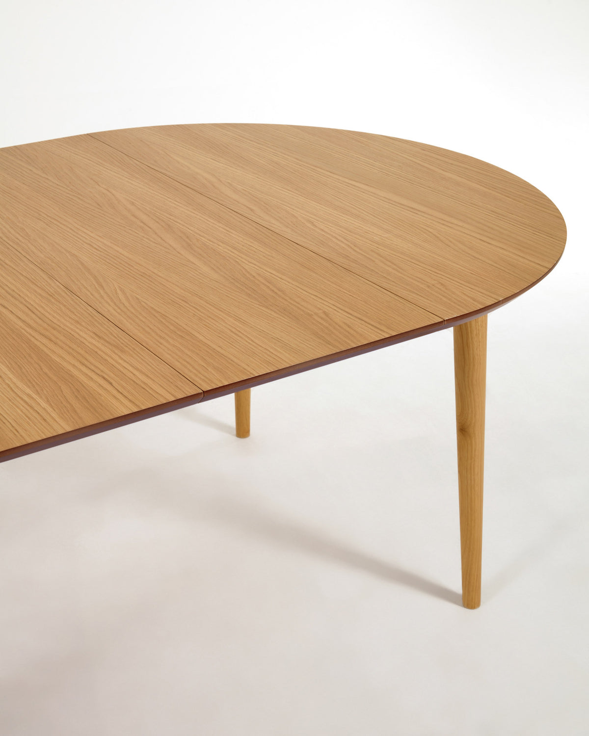 Oqui ovaler Ausziehtisch aus Eichenfurnier mit Beinen aus Massivholz Ø 120 (200) x 90 cm in Natur präsentiert im Onlineshop von KAQTU Design AG. Esstisch ist von Kave Home