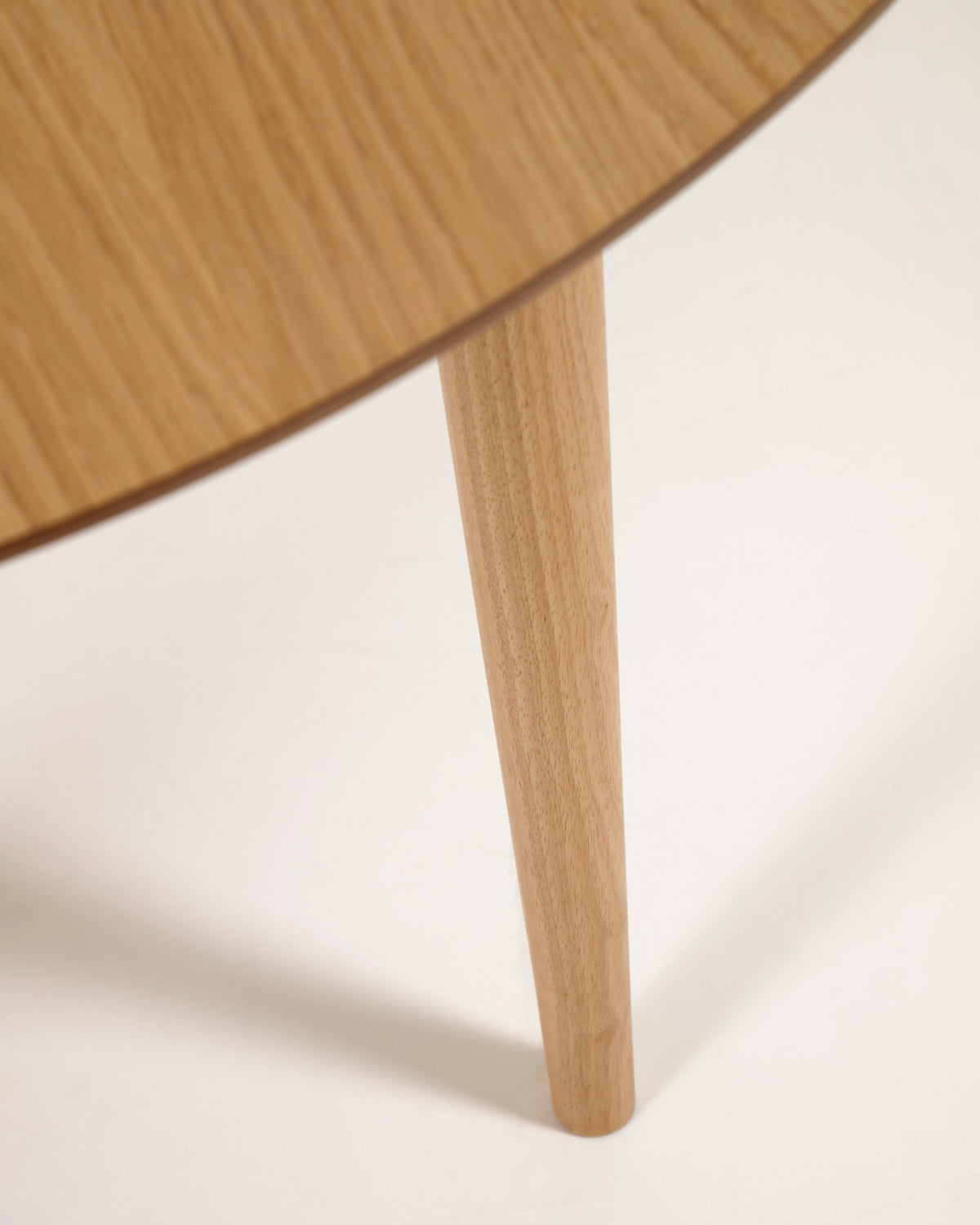 Oqui ovaler Ausziehtisch aus Eichenfurnier mit Beinen aus Massivholz Ø 120 (200) x 90 cm in Natur präsentiert im Onlineshop von KAQTU Design AG. Esstisch ist von Kave Home