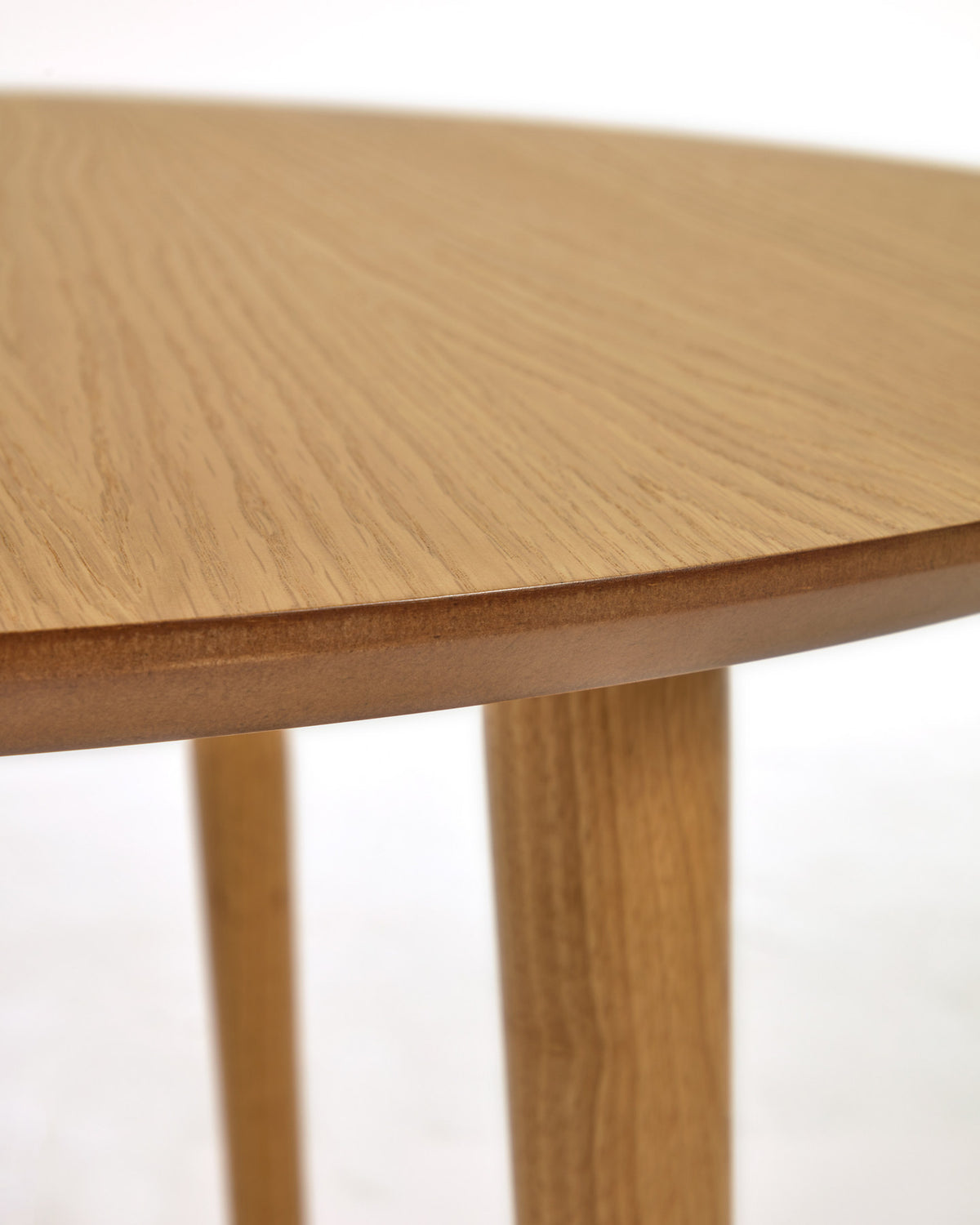 Oqui ovaler Ausziehtisch in Eichenfurnier und Beine aus Massivholz Ø 140 (220) x 90 cm in Natur präsentiert im Onlineshop von KAQTU Design AG. Esstisch ist von Kave Home