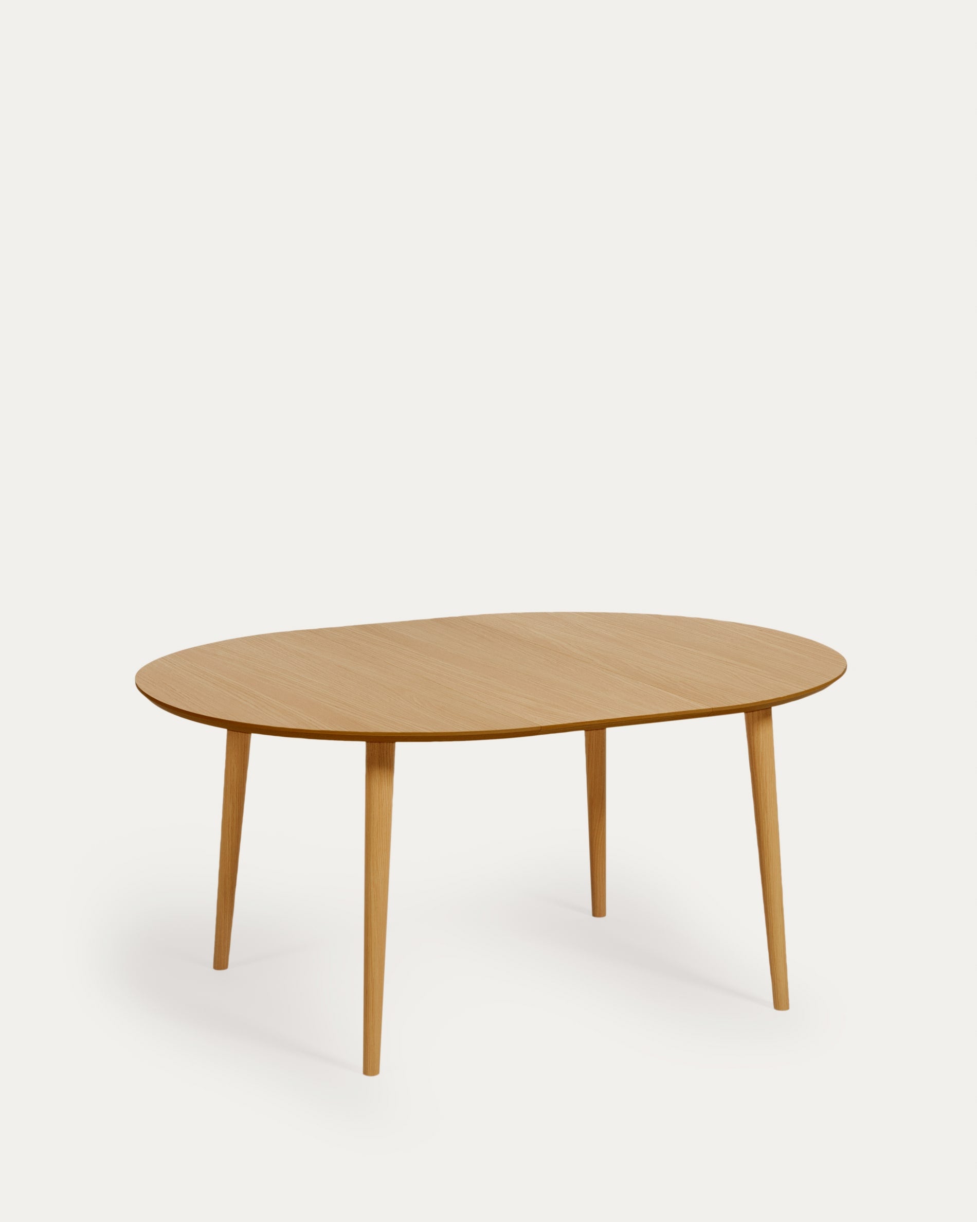 Oqui runder Ausziehtisch in Eichenfurnier und Beine aus Massivholz Ø 120 (200) x 120 cm in Natur präsentiert im Onlineshop von KAQTU Design AG. Esstisch ist von Kave Home