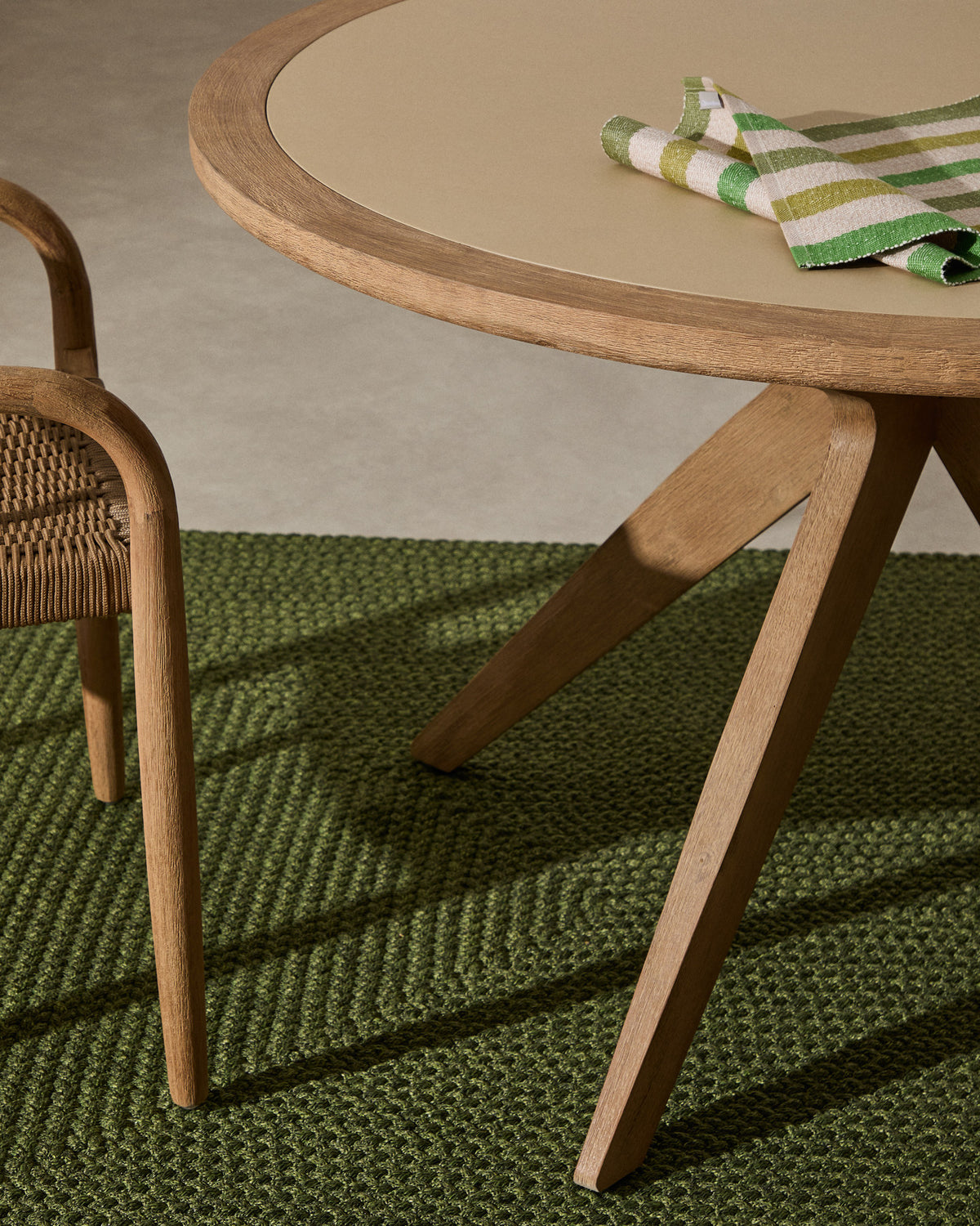 Julieta runder Tisch aus beigem Polyzement und massivem Akazienholz Ø 120 cm FSC 100% in Natur präsentiert im Onlineshop von KAQTU Design AG. Gartentisch ist von Kave Home