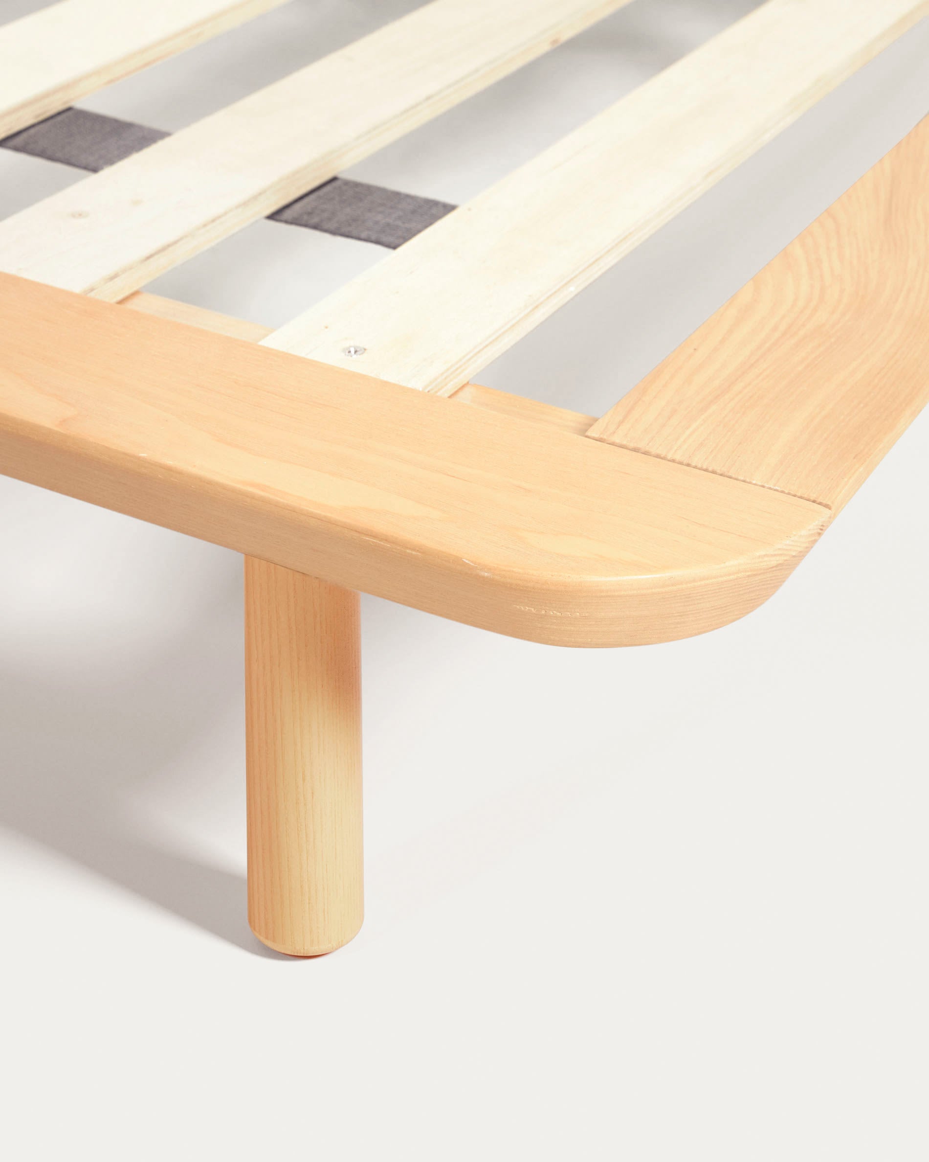 Entdecken Sie das Anielle Bett aus massiver Esche von Kave Home – ein elegantes, langlebiges Möbelstück für 90 x 200 cm Matratzen, das Stil und Komfort vereint.