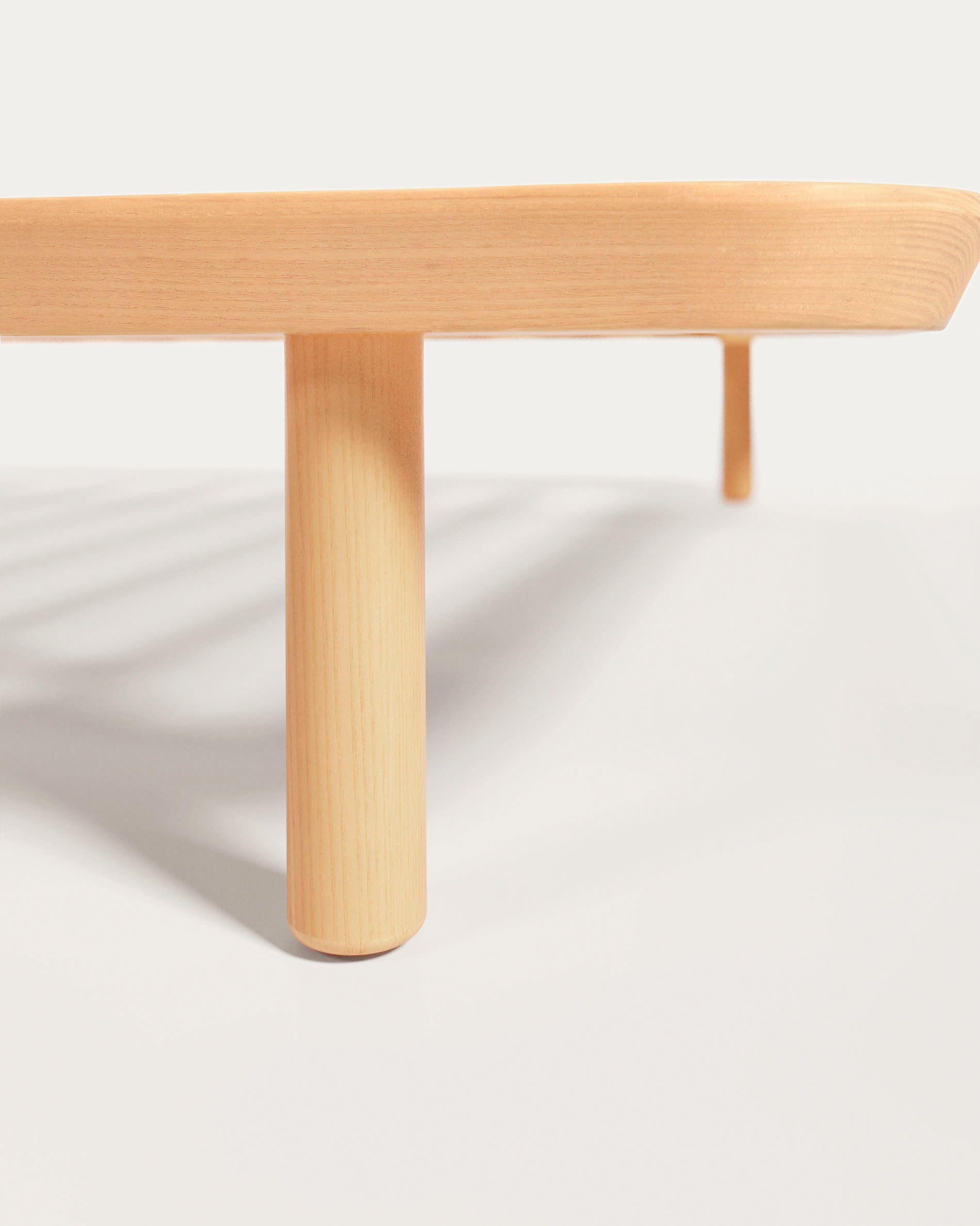 Erleben Sie das Anielle Bett aus massiver Esche von Kave Home – ein zeitloses Design, das Stabilität und Eleganz für Ihr Schlafzimmer bietet.