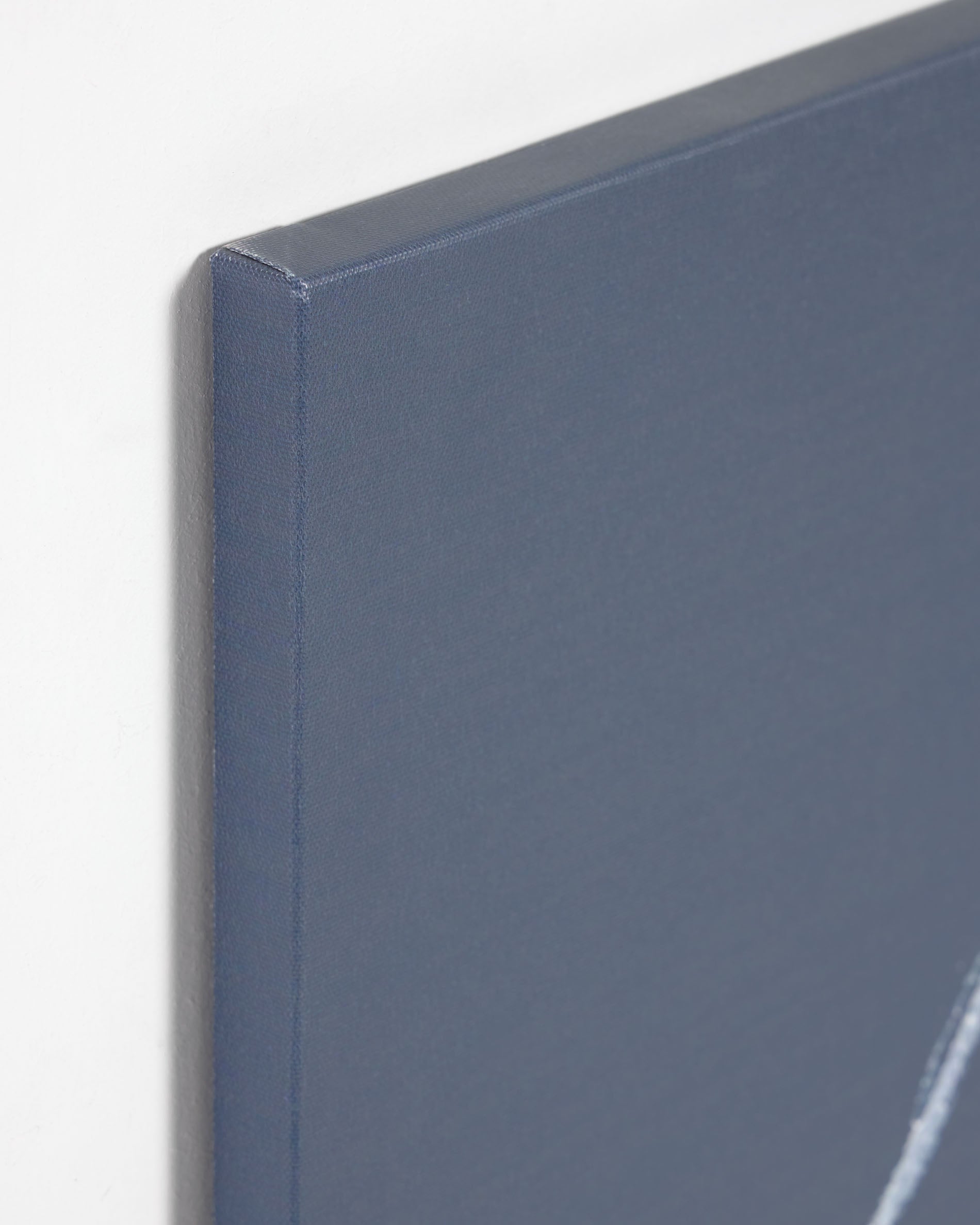 Setzen Sie mit dem Zoeli Leinwandbild in Blau und Rot einen stilvollen Akzent. Ein faszinierendes Kunstwerk, das Individualität und Eleganz vereint!