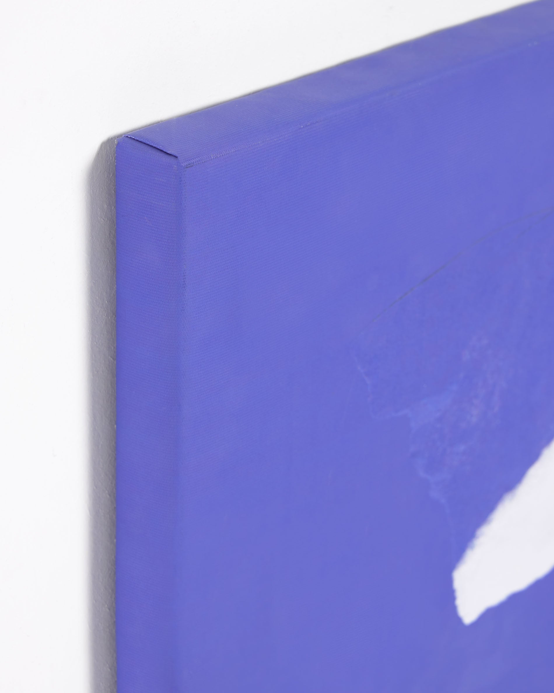 Entdecken Sie das exklusive Leinwandbild Zoeli von Kave Home: 50x50 cm, hochwertige Materialien, inspirierende Blautöne, ideal für jedes moderne Zuhause.