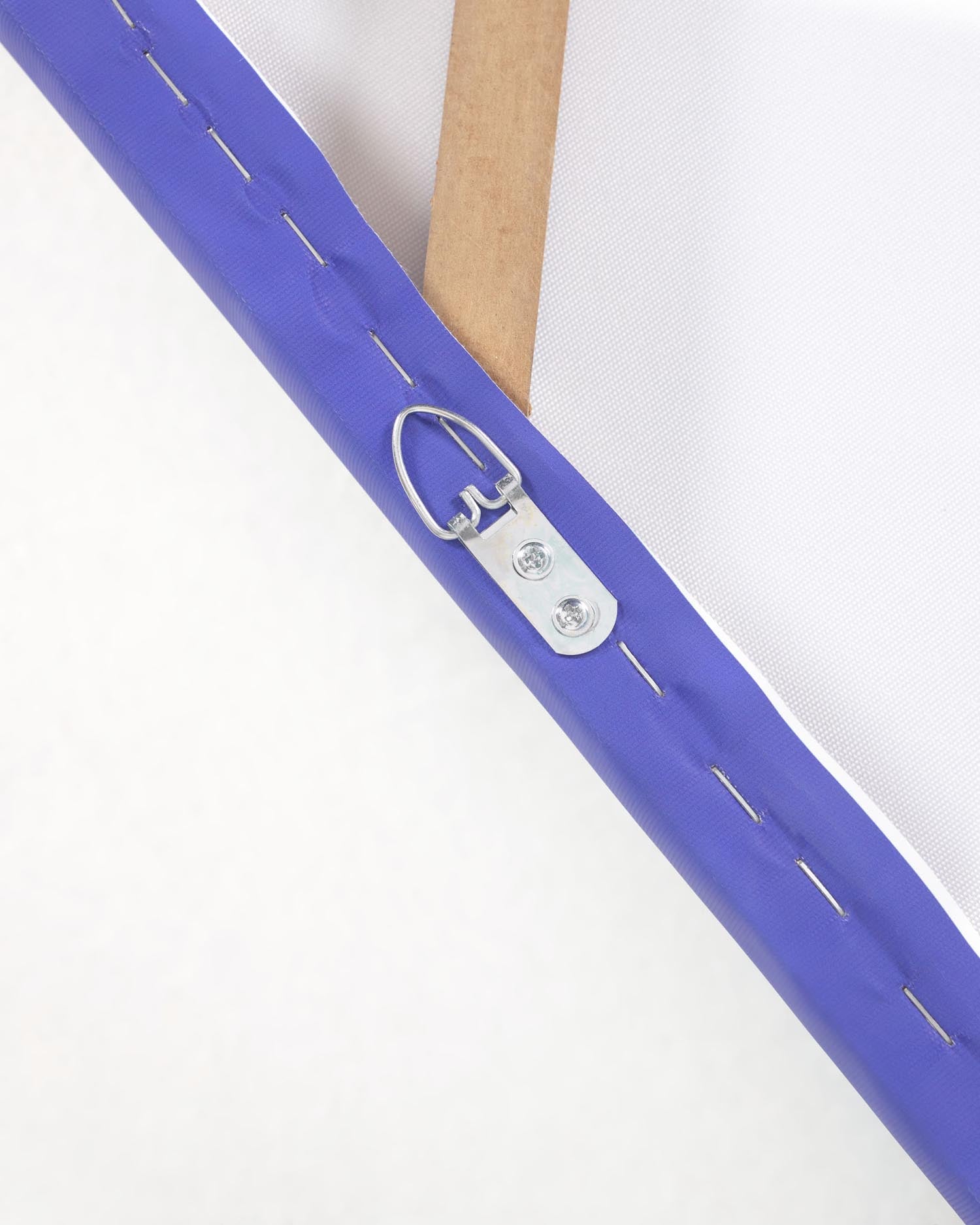 Verleihen Sie Ihrem Raum mit dem 50 x 50 cm großen Leinwandbild Zoeli von Kave Home einen Hauch von Kunst. Edle Verarbeitung, beruhigende Blautöne.