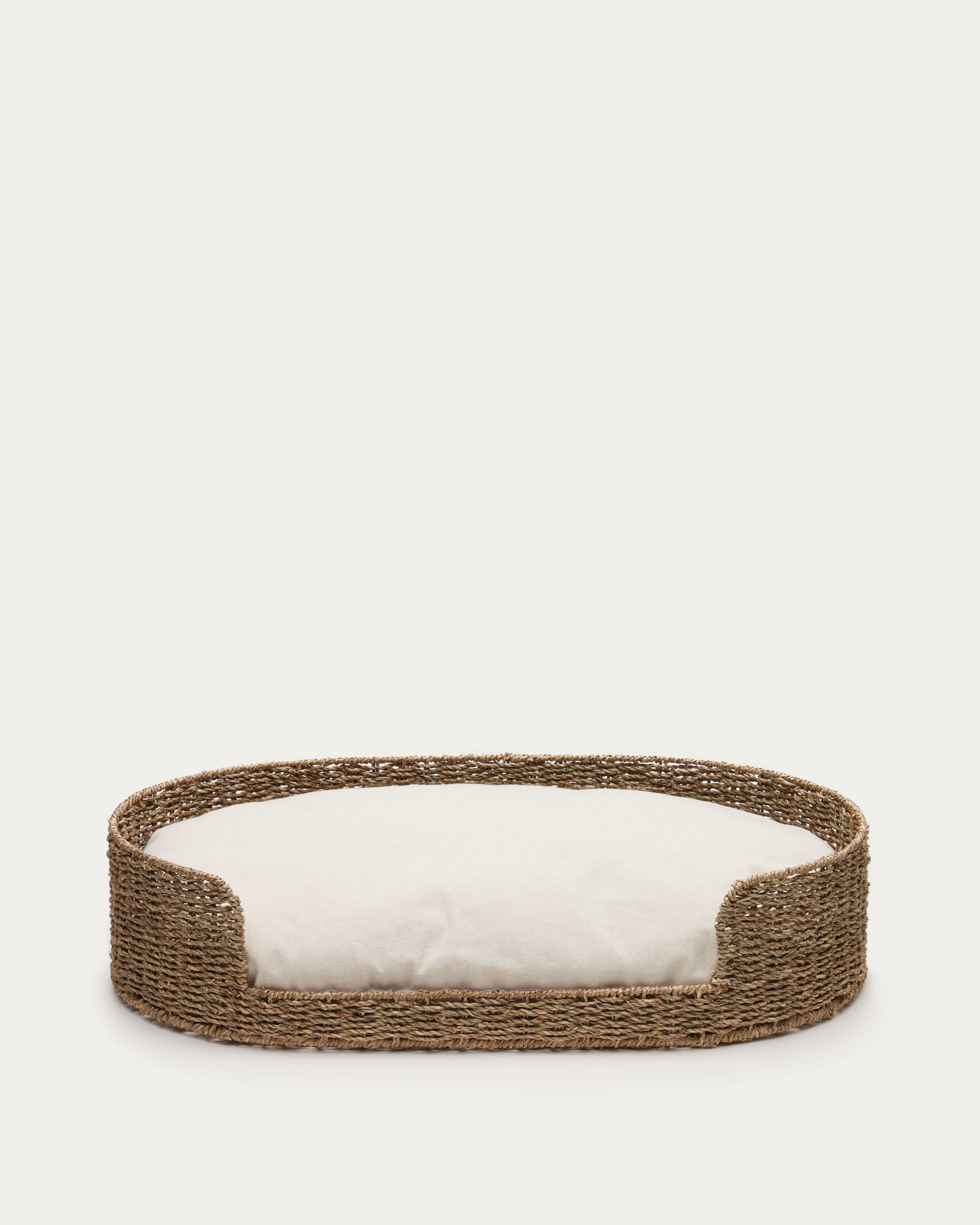 Großes Haustierbett aus Naturfasern, Ø 80 x 45 cm, von Kave Home. Nachhaltig, bequem und ideal für große Haustiere.