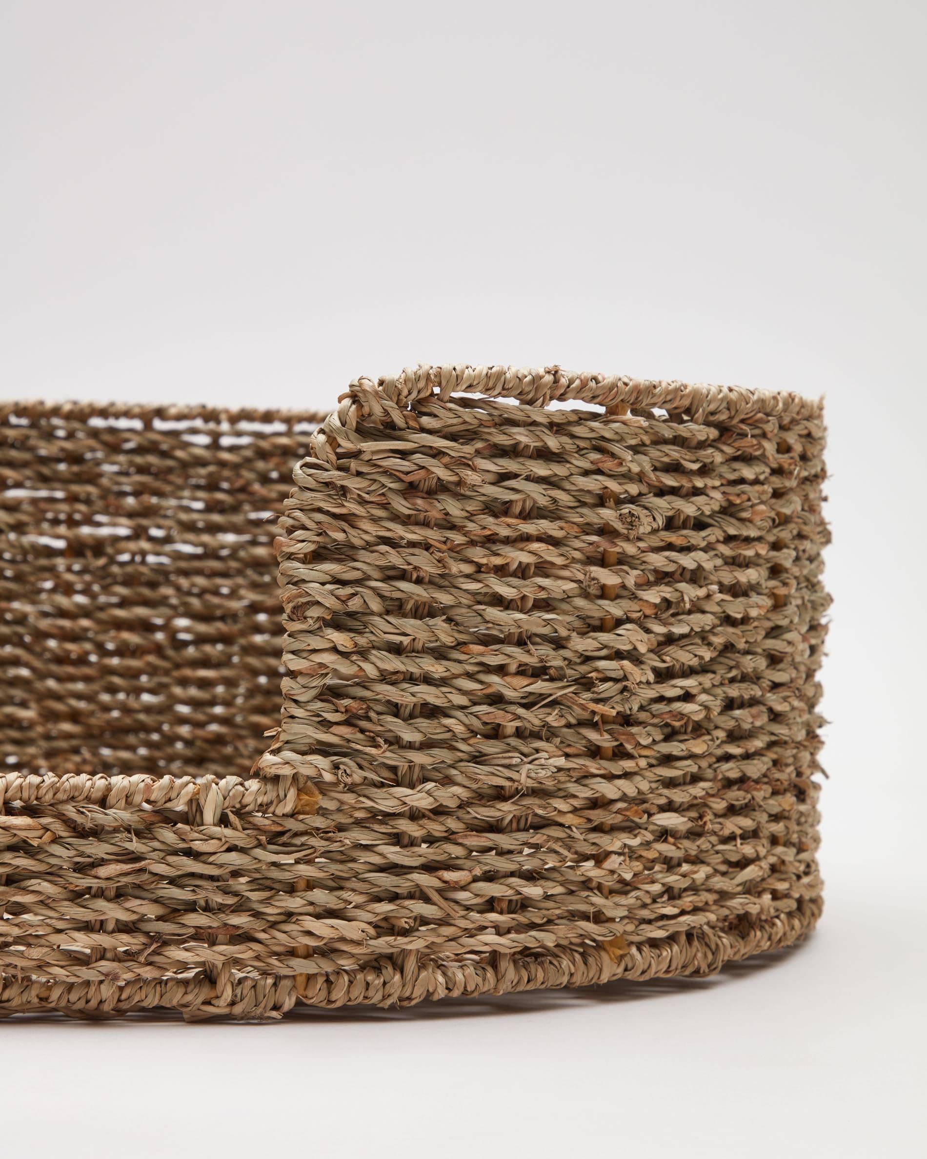 Großes Haustierbett aus Naturfasern, Ø 80 x 45 cm, von Kave Home. Nachhaltig, bequem und ideal für große Haustiere.