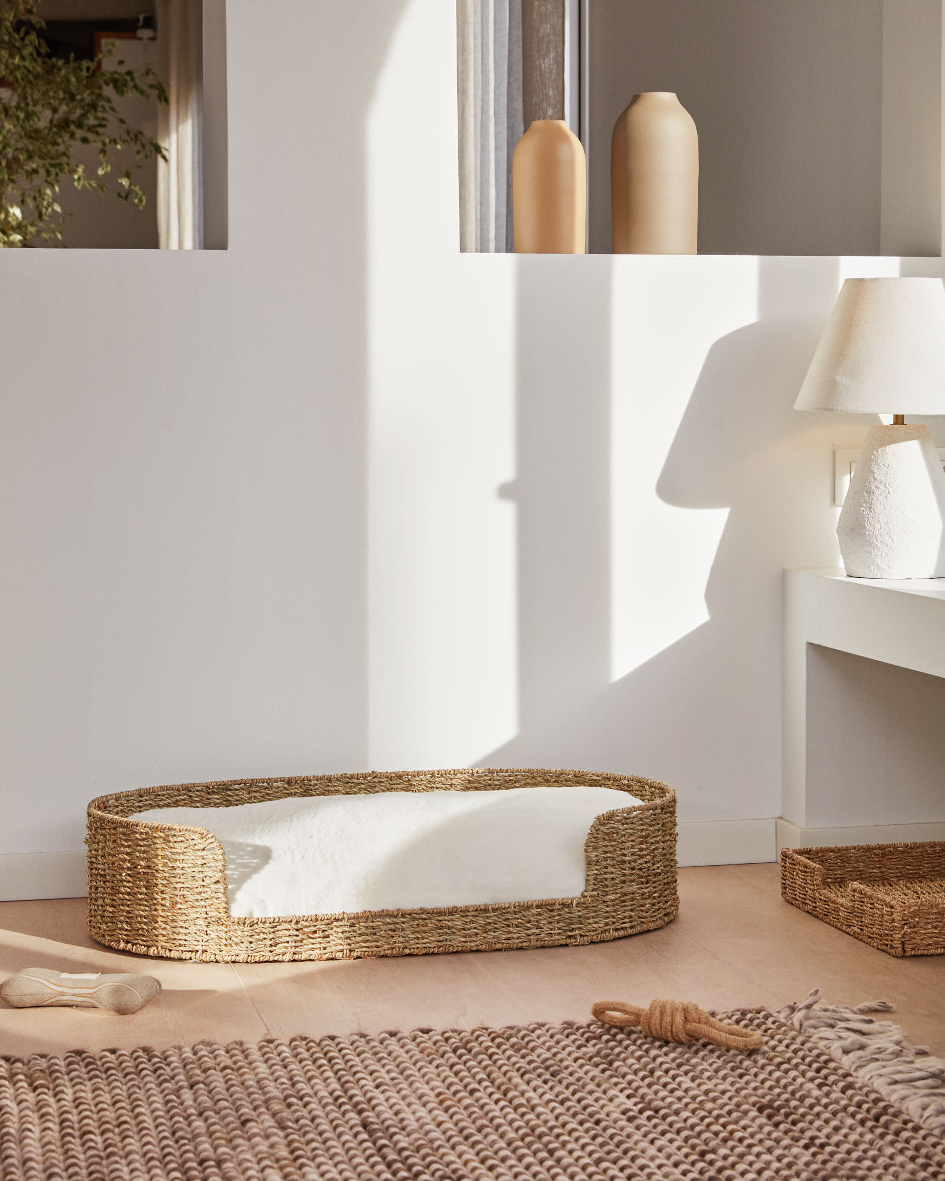 Komfortables Haustierbett aus Naturfasern, Ø 80 x 45 cm, von Kave Home. Perfekt für große Haustiere, stilvoll und nachhaltig.