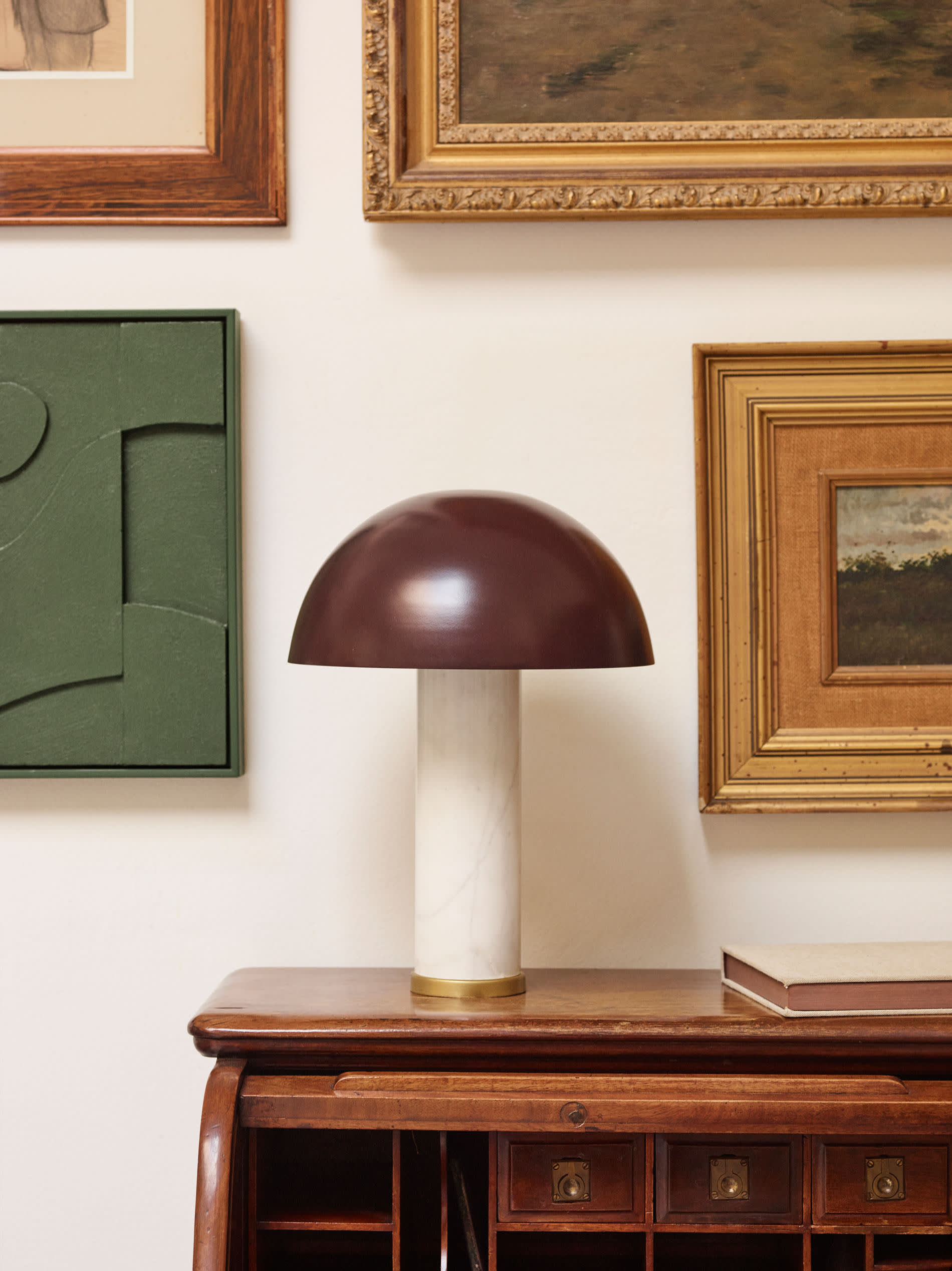 Elegante Zorione Tischlampe aus weissem Marmor und Metall mit braunem Finish, ideal für stilvolle Wohnräume.