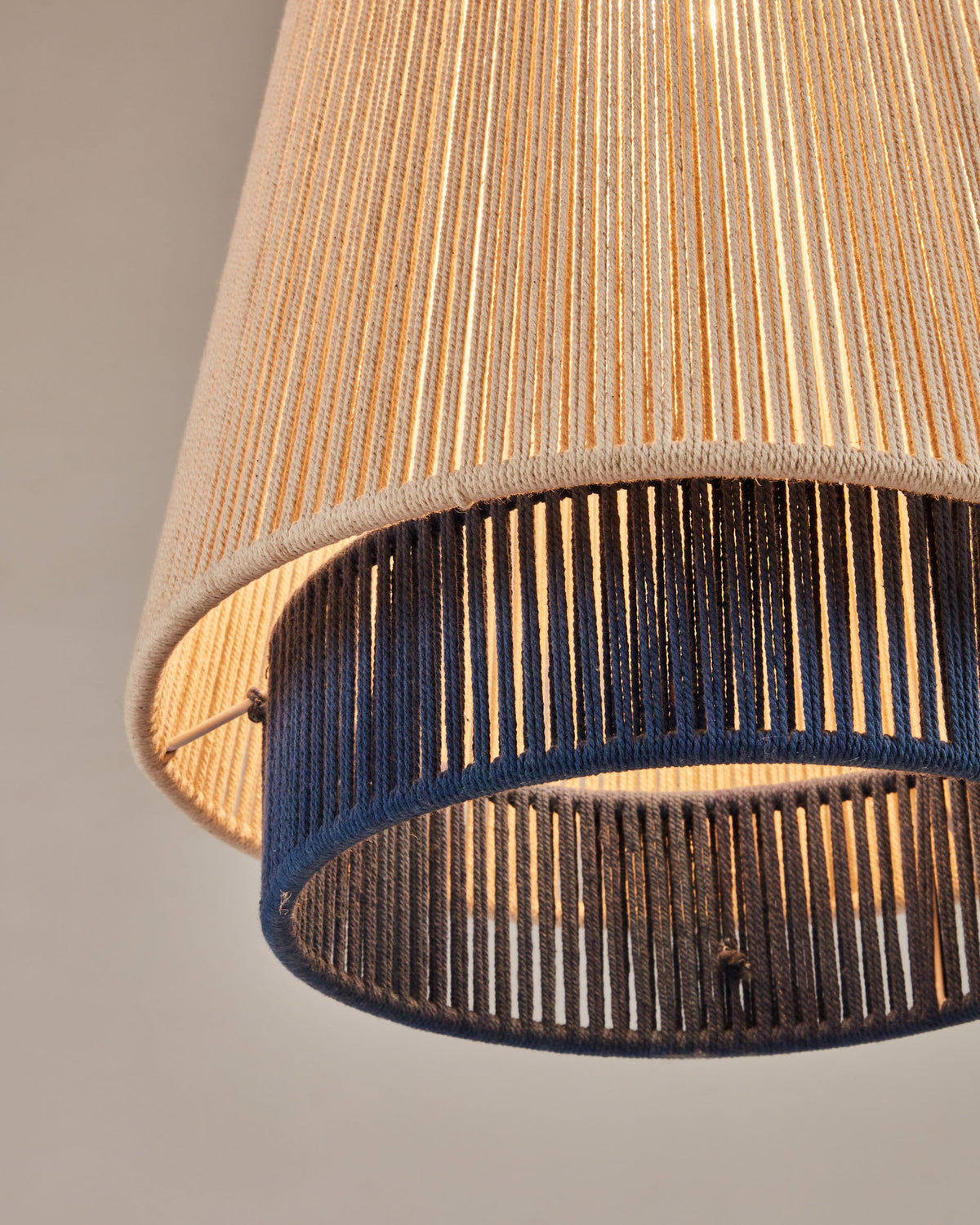 Deckenleuchte Yuvia aus Baumwolle mit Finish in Beige, Blau und Terrakotta in Mehrfarbig präsentiert im Onlineshop von KAQTU Design AG. Deckenleuchte ist von Kave Home