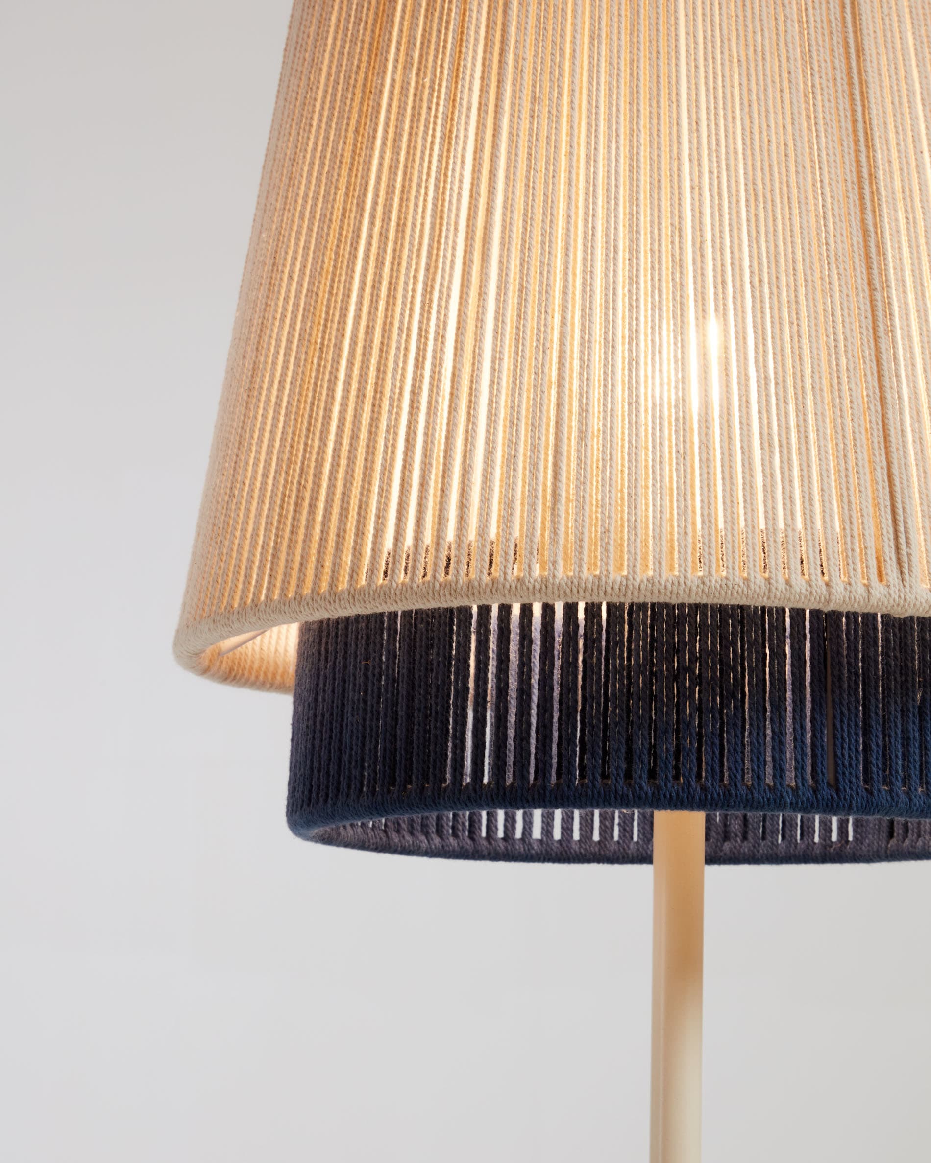 Die Stehlampe Yuvia von Kave Home vereint stilvolle Baumwolle in Beige und Blau und schafft eine einladende Atmosphäre in Ihrem Zuhause.