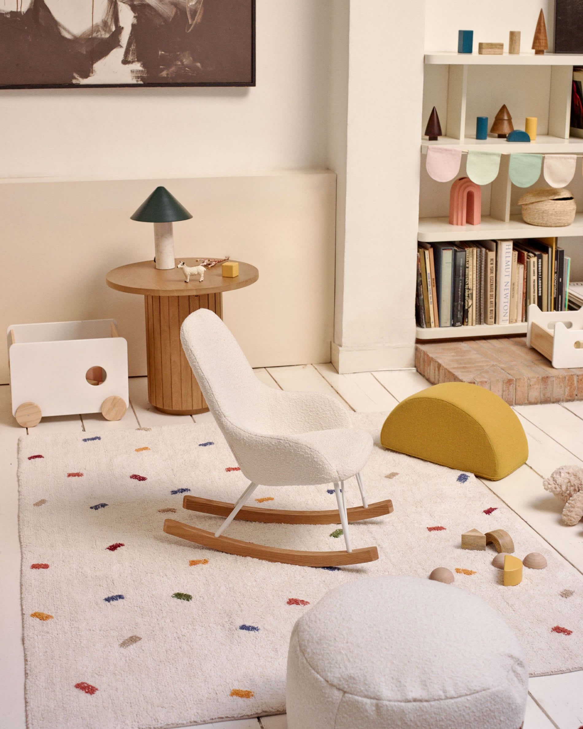 Elegante Valentine Tischlampe mit weissem Marmorsockel und grünem Metall-Finish, ideal für moderne Wohnräume von Kave Home.