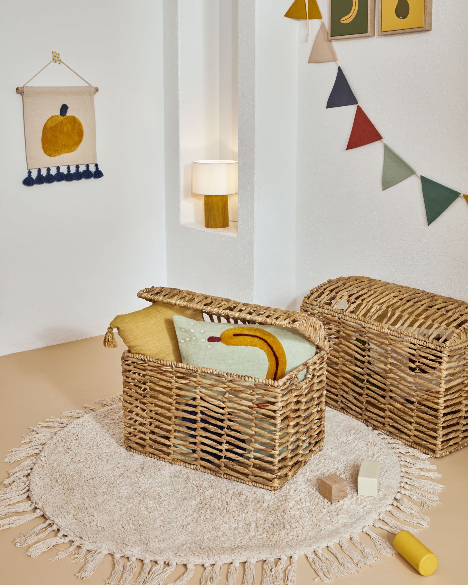 Set aus 2 Truhen aus Naturfasern mit natürlichem Finish, ideal für stilvolle Aufbewahrung und dekorative Einrichtung.