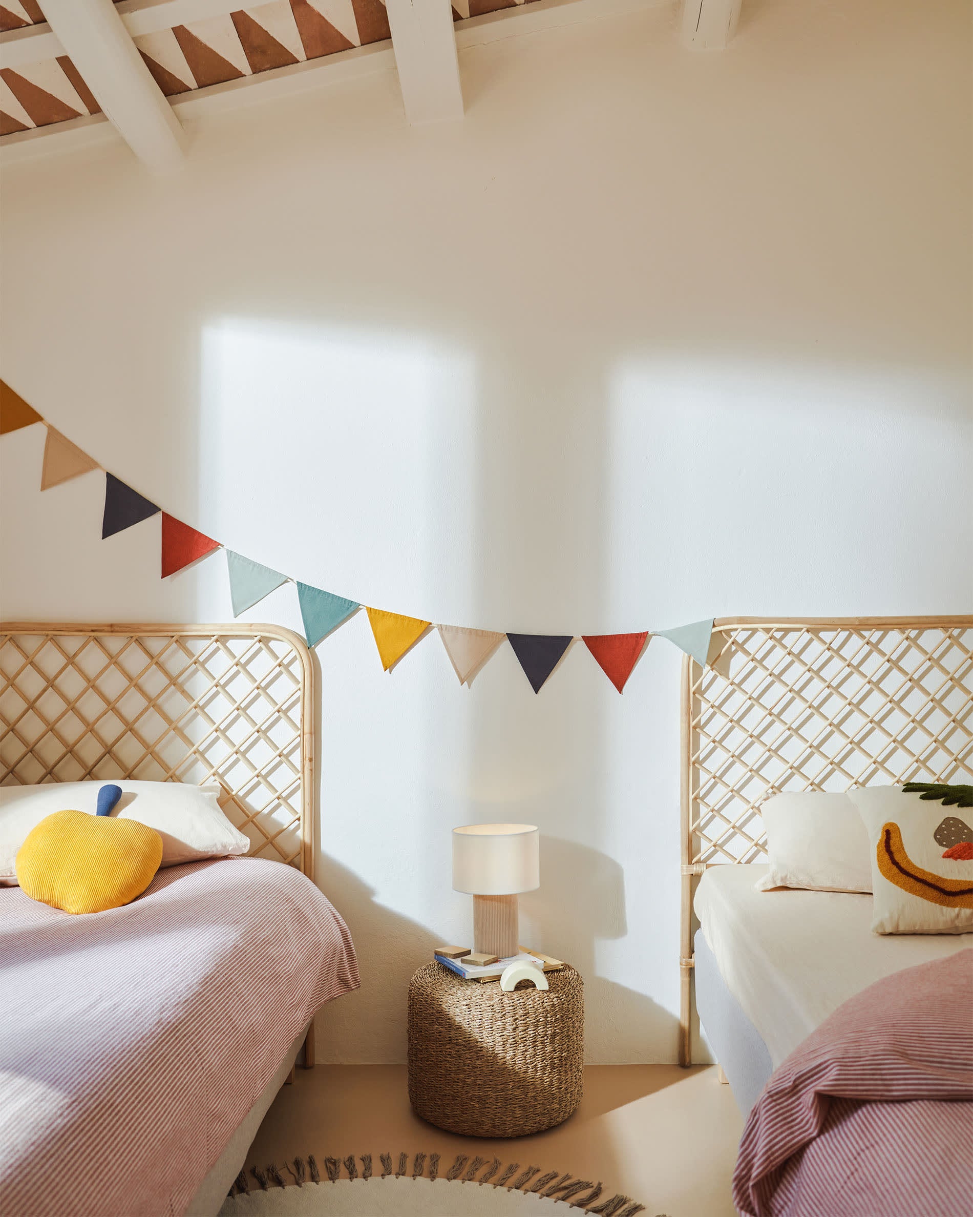 Die Bianella Tischlampe von Kave Home kombiniert einen beigen Cord-Lampenschirm mit einem eleganten, zeitgemässen Design.