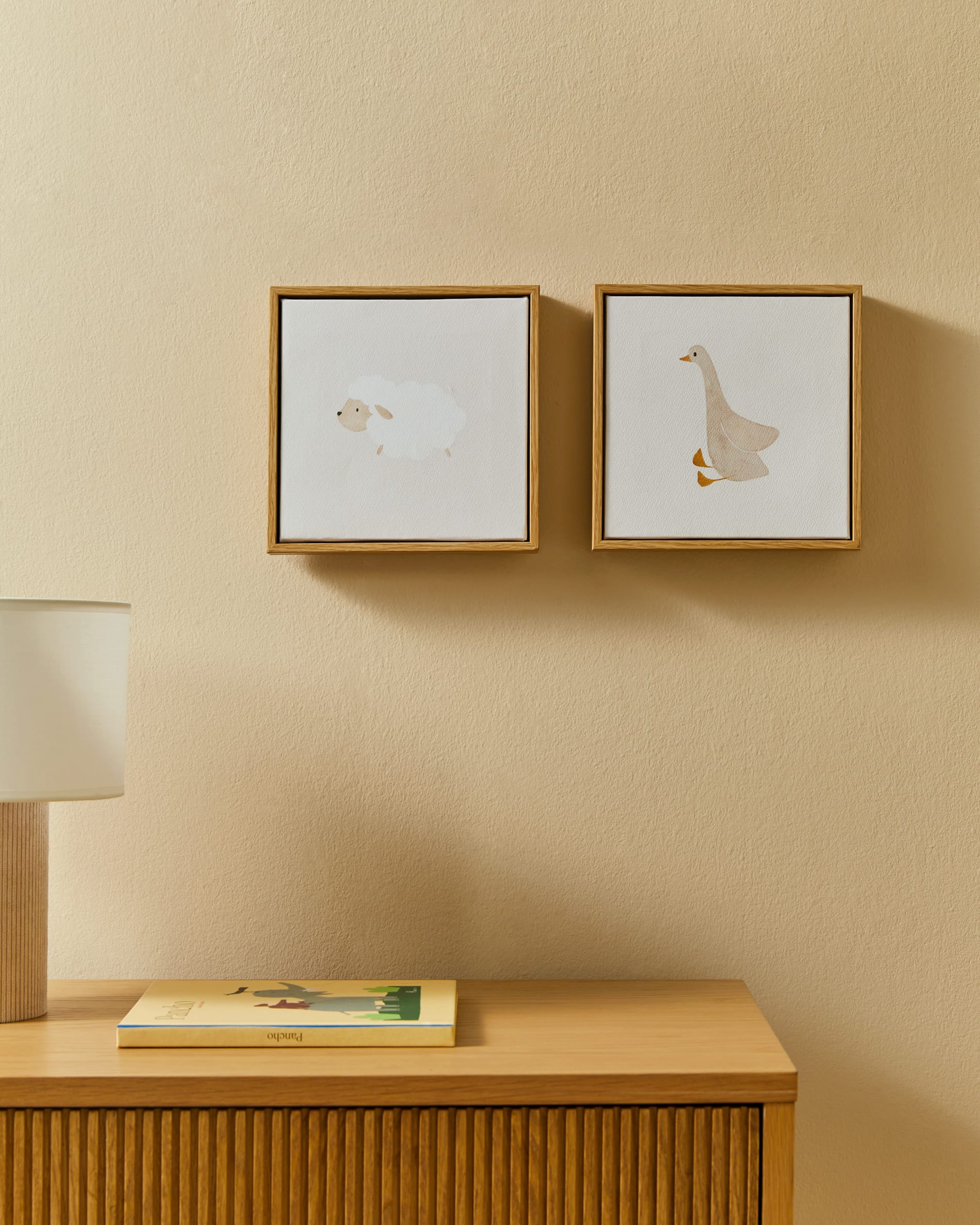 Die Tischlampe Bianella von Kave Home besticht durch ihren beigen Cord-Schirm und ein modernes, stilvolles Design.