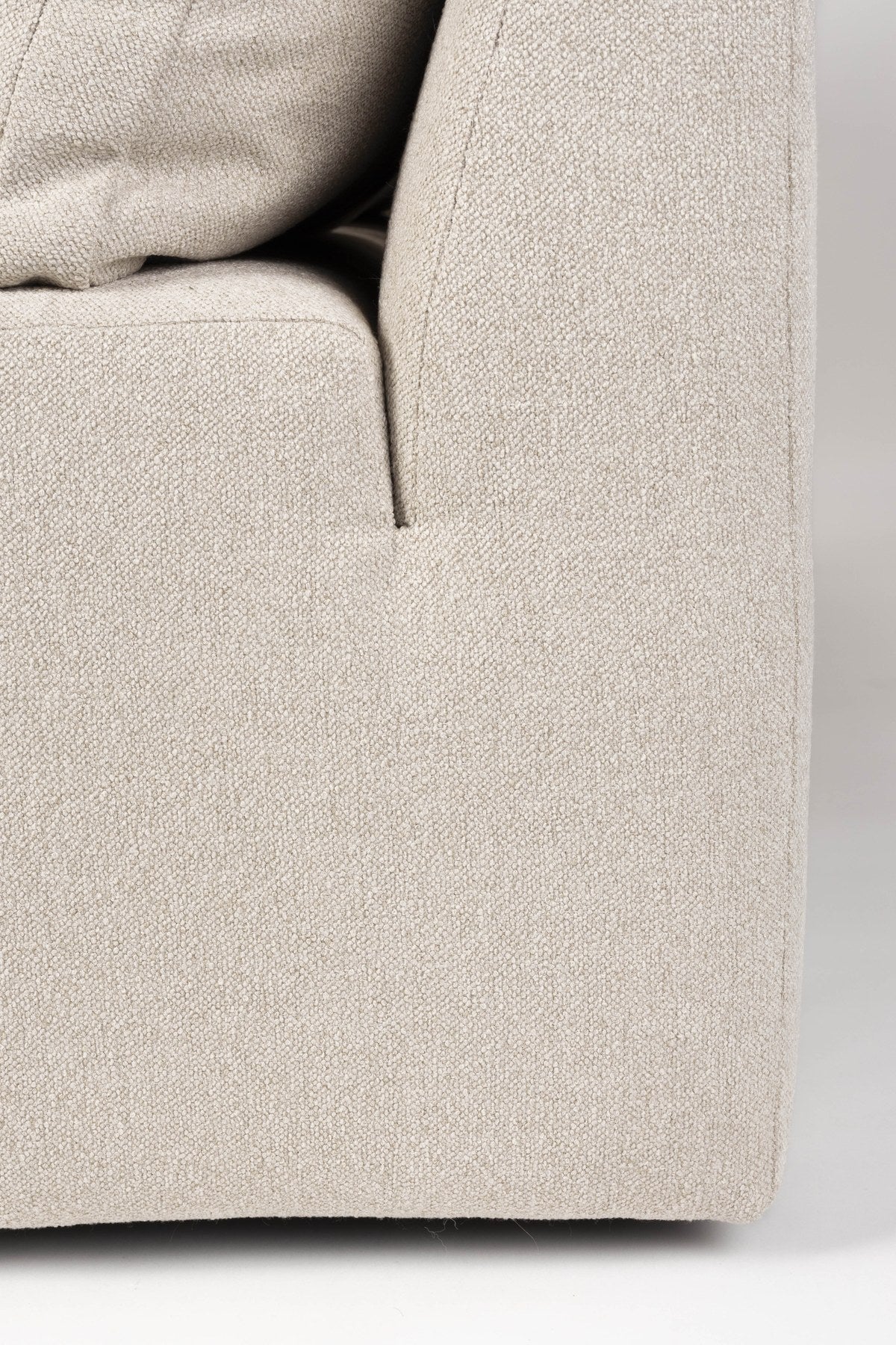 Chaise-Longue-Element eines modularen Sofas in Sand mit gepolsterter Sitzfläche aus Polyester und Off-White Farbton, rechts ausgerichtet.