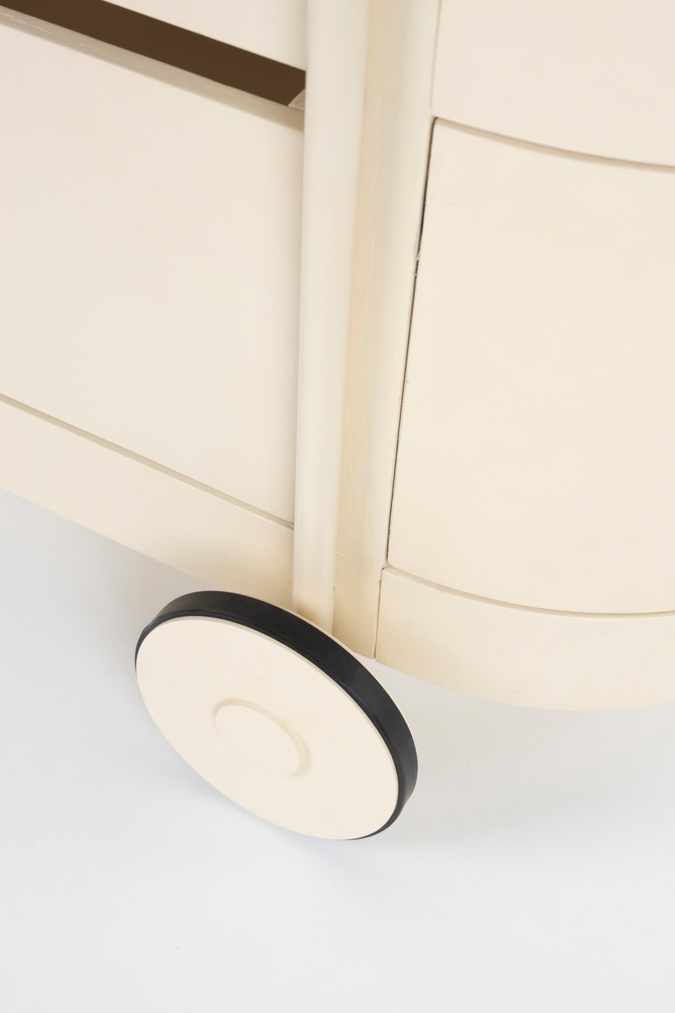 Entdecken Sie den Trolley Wim von Zuiver – ein stilvolles Möbelstück aus edlem Eichenholz und modernem Metall, ideal für jeden Raum.