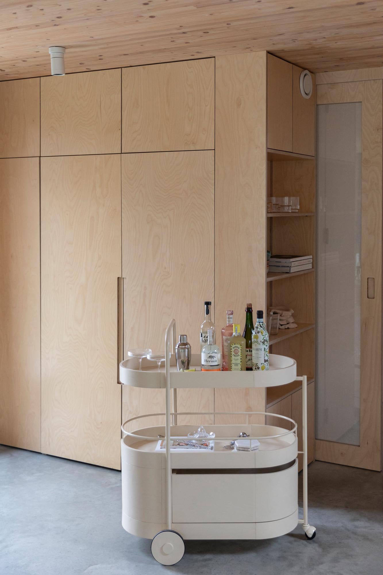 Entdecken Sie den Trolley Wim von Zuiver – ein stilvoller Servierwagen aus edlem Eichenholz und modernem Metall, ideal für jeden Raum.