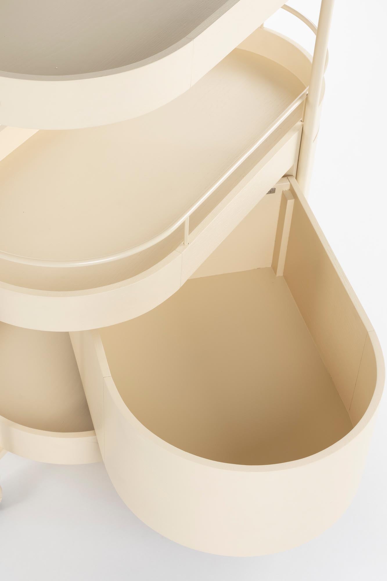 Erleben Sie den Trolley Wim von Zuiver – ein elegantes Möbelstück aus hochwertigem Eichenholz und pulverbeschichtetem Metall, perfekt für stilvolle Akzente.