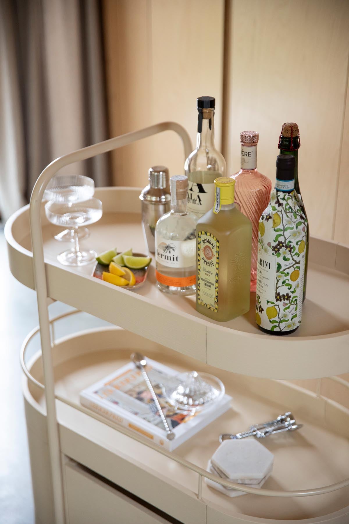 Trolley Wim in beige präsentiert im Onlineshop von KAQTU Design AG. Servierwagen ist von Zuiver
