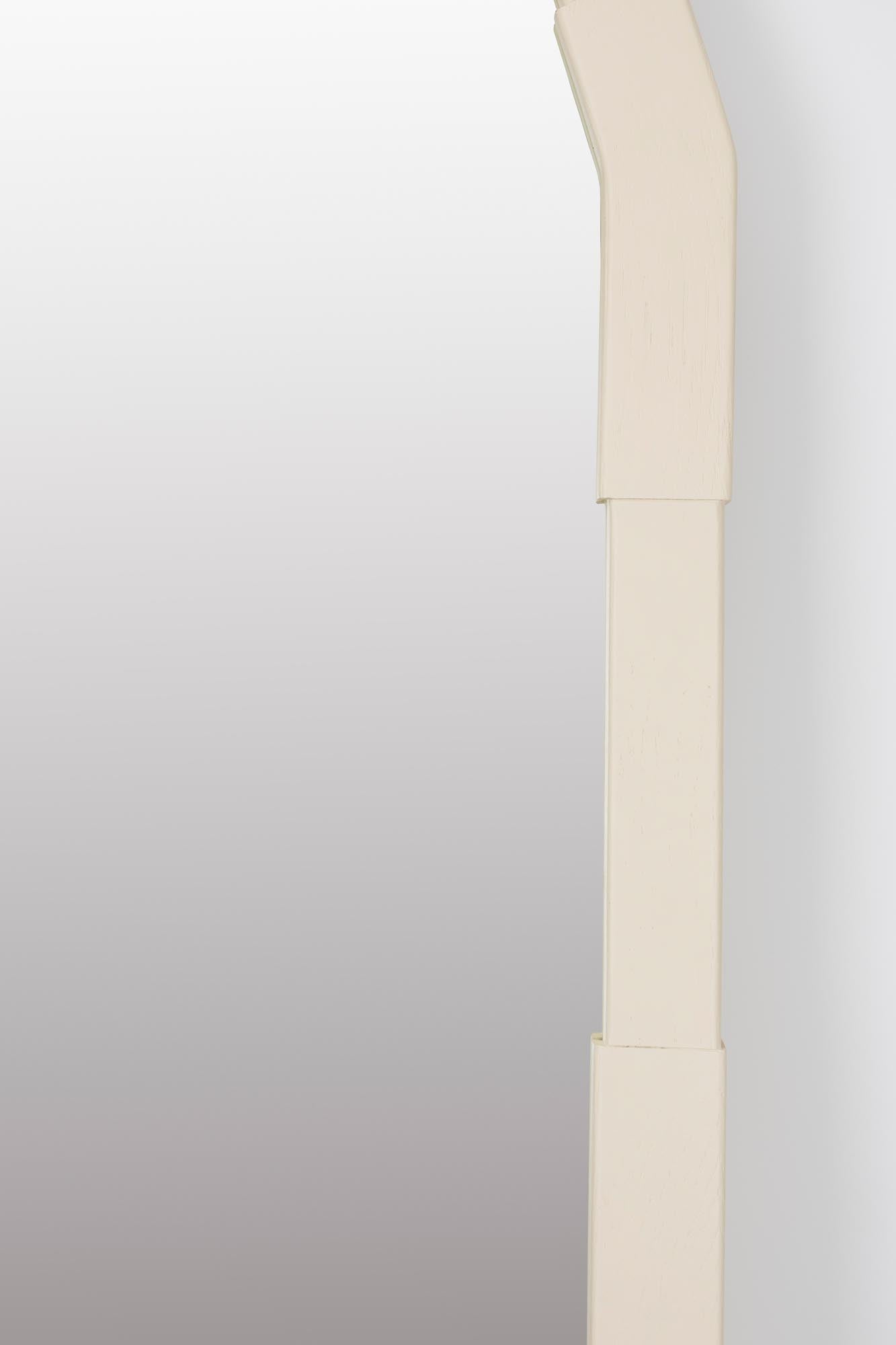 Der Reverse Mirror von Zuiver ist ein stilvoller, moderner Spiegel mit einzigartigem Design, ideal für jedes Interieur.