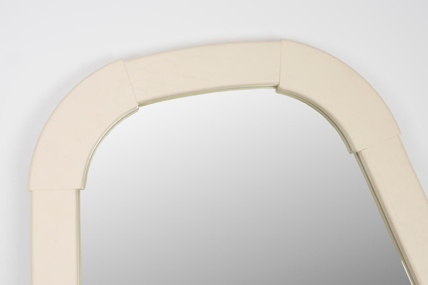 Der Reverse Mirror von Zuiver besticht durch sein modernes Design und ist ein eleganter Hingucker für jedes Zuhause.