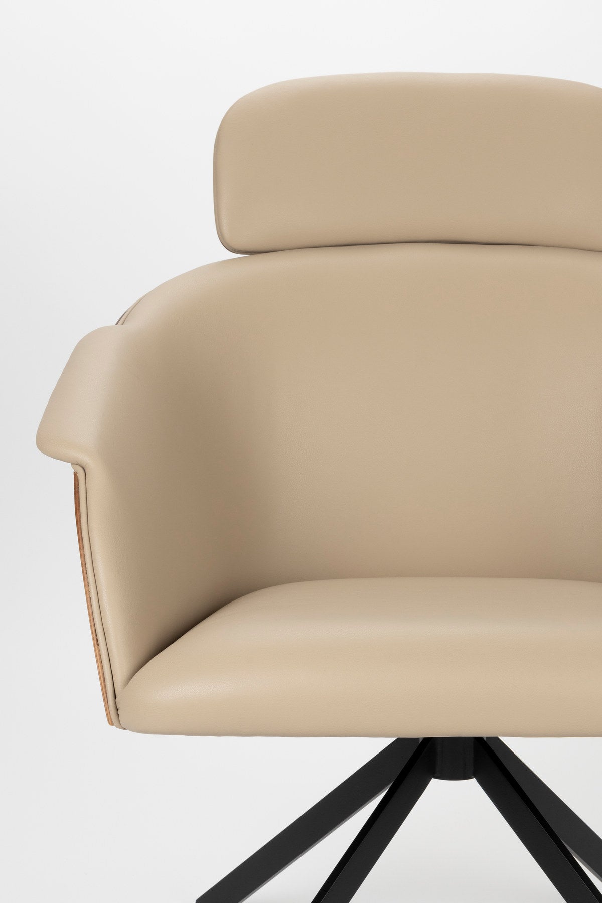 Frie Sessel in beige präsentiert im Onlineshop von KAQTU Design AG. Sessel ist von Zuiver