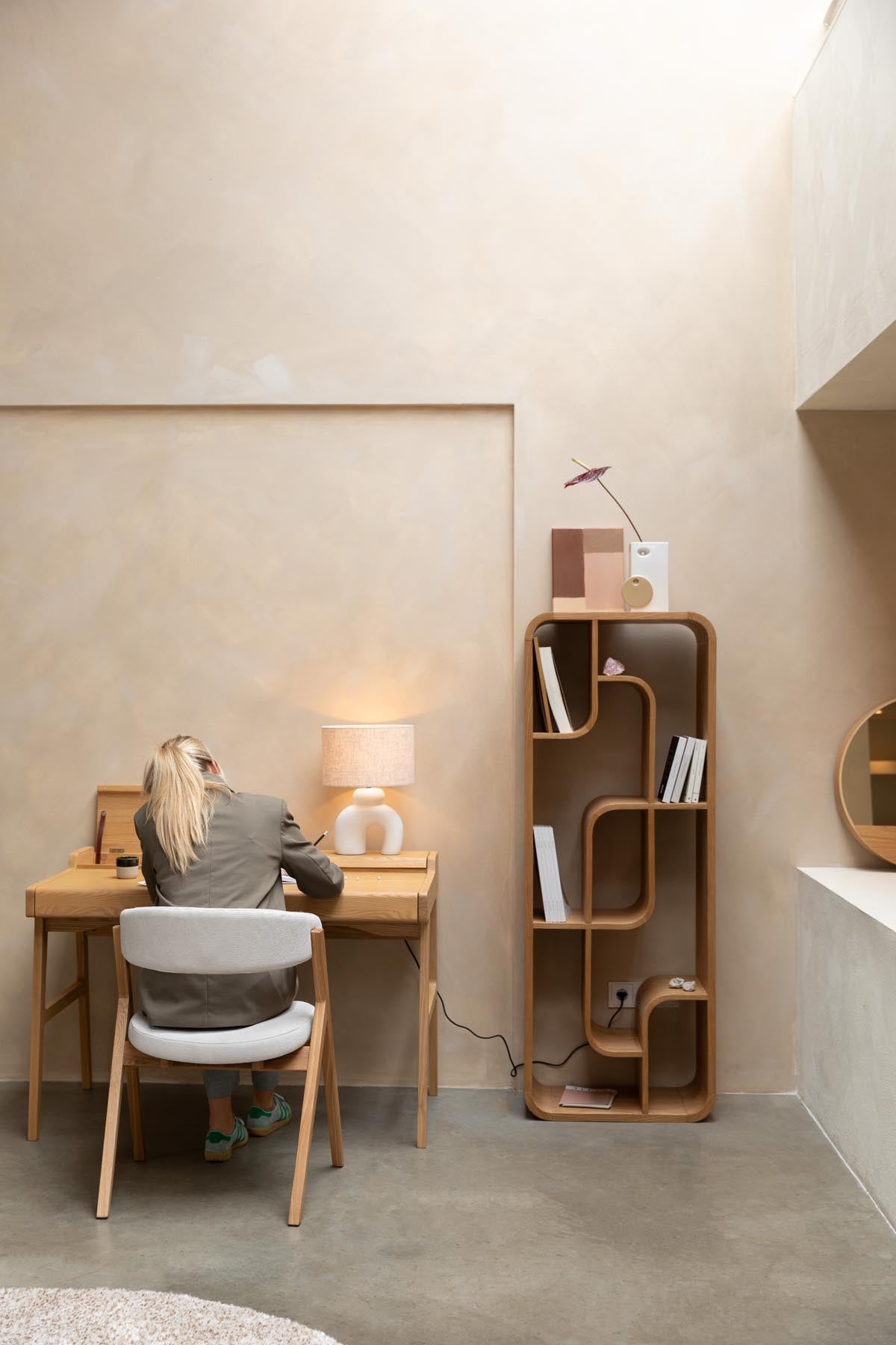 Bibi Tischleuchte in Weiss präsentiert im Onlineshop von KAQTU Design AG. Tischleuchte ist von Zuiver