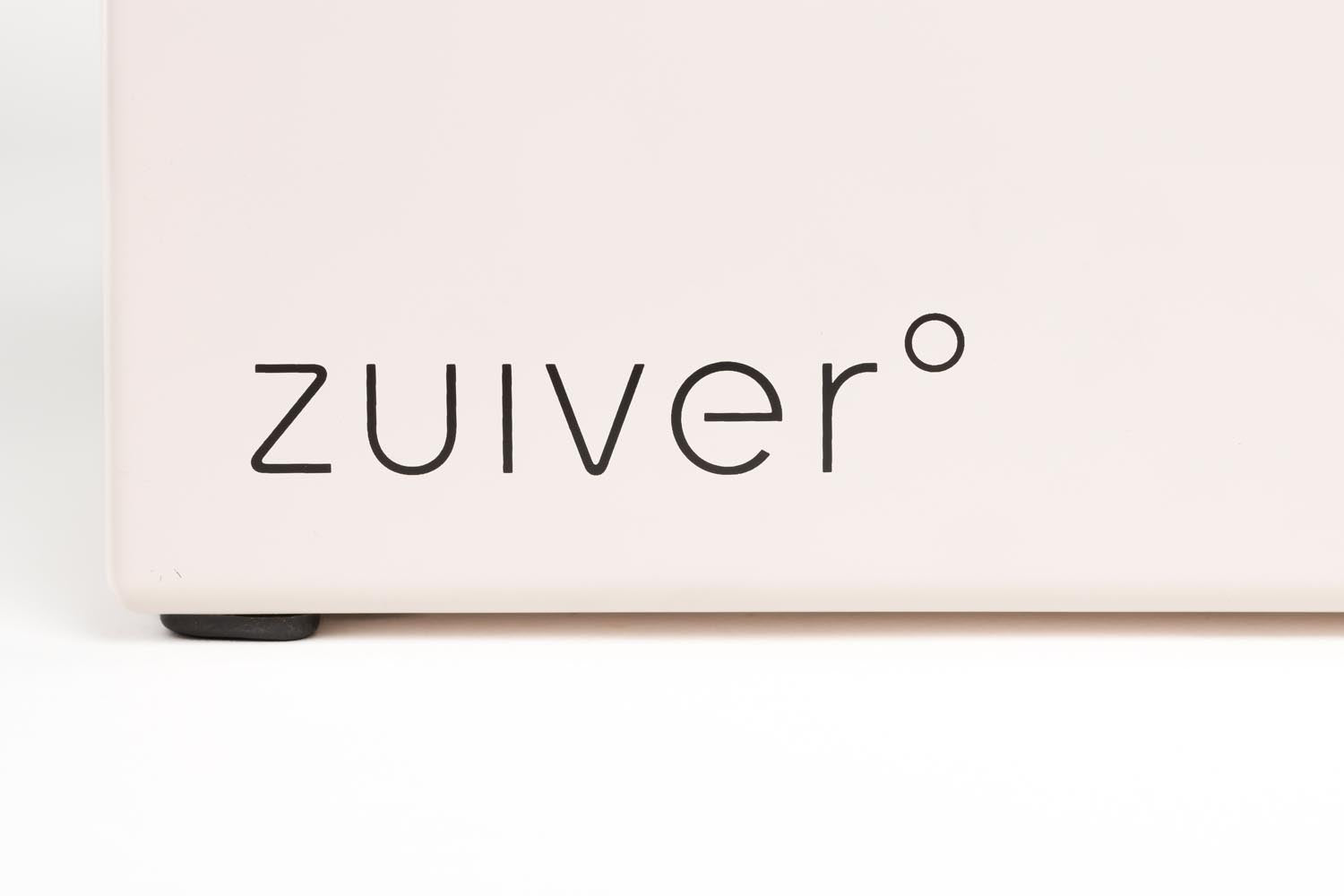 Entdecken Sie den Cooler Be Cute von Zuiver – der stilvolle Kühler für Picknicks, Strandtage und Gartenpartys. Robust, leicht und mit praktischem Flaschenöffner!