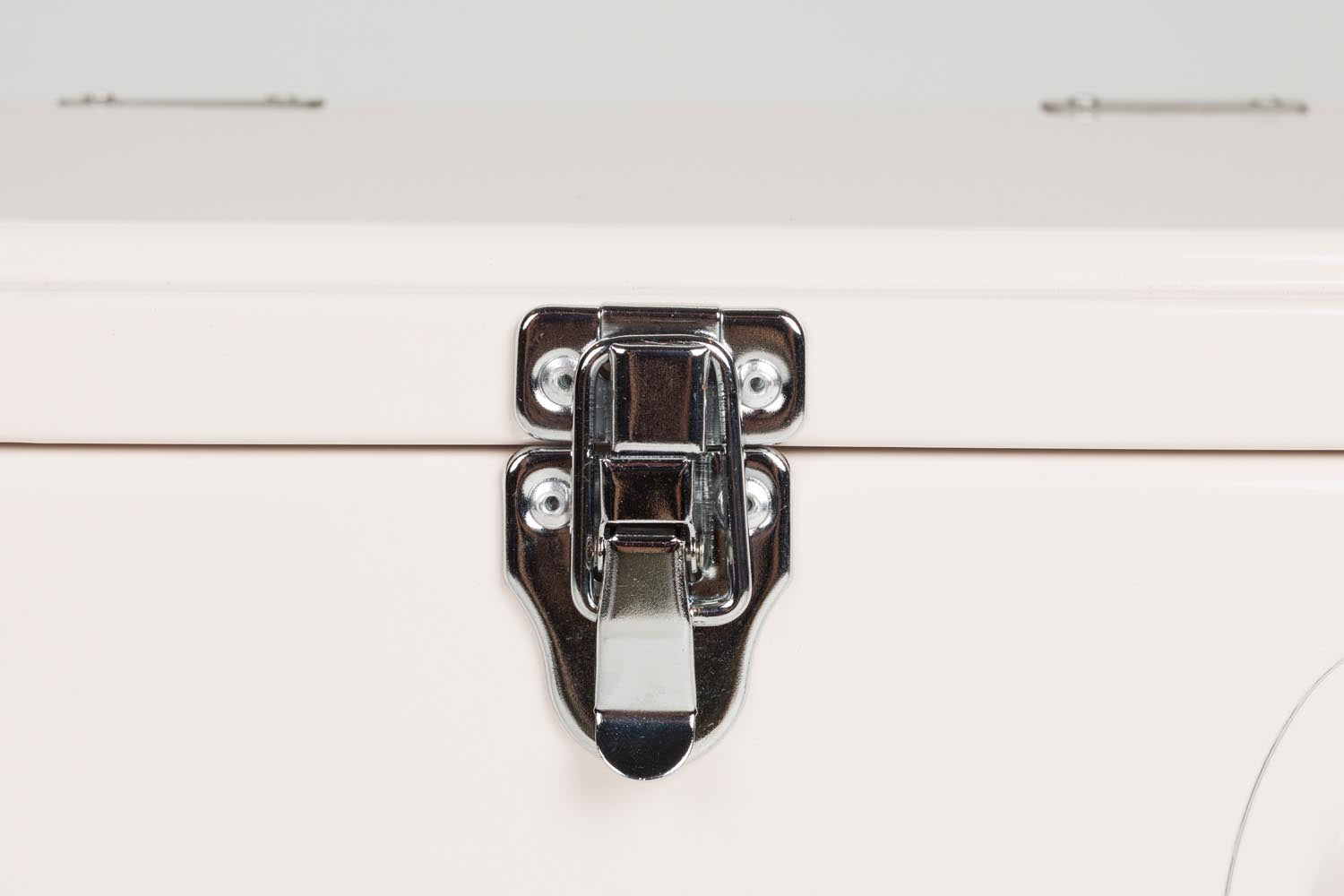 Genießen Sie mit dem Cooler Be Cute von Zuiver kühle Getränke überall! Leicht, langlebig und mit ergonomischen Griffen – der perfekte Begleiter für Ihre Outdoor-Abenteuer.