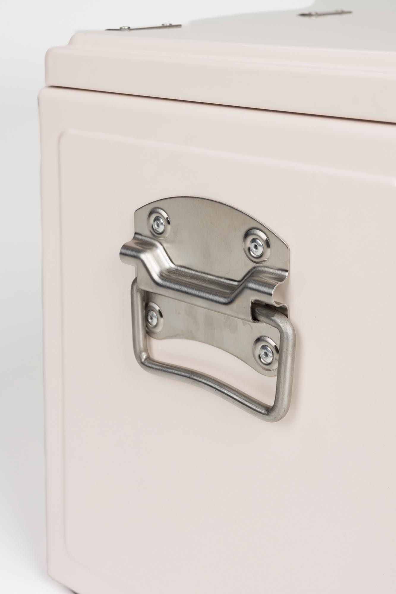 Entdecken Sie den Cooler Be Cute von Zuiver: stilvoll, robust und ideal für Picknicks, Strandtage und Gartenpartys. Immer perfekt temperierte Getränke!