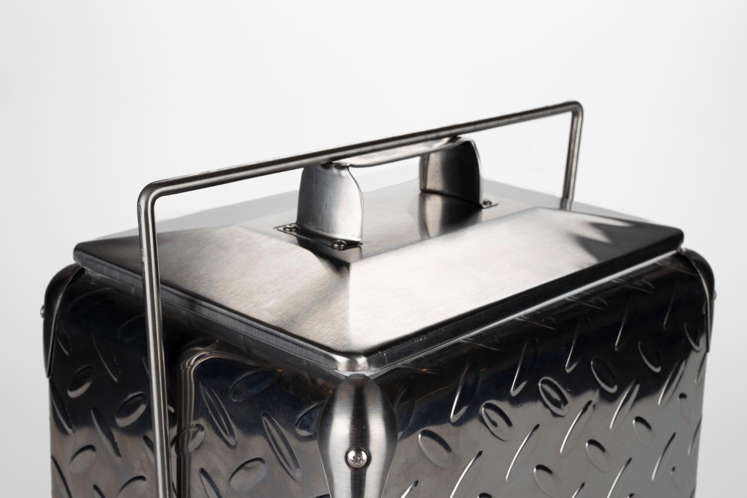 Der Zuiver Cooler Be Heavy: Stilvoller Getränkekühler, robust, funktional und ideal für gesellige Anlässe.