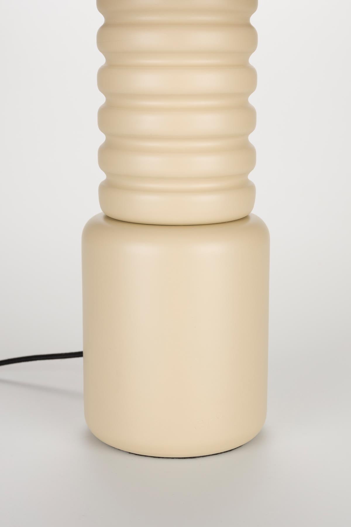 Elegante Tischlampe Six von Zuiver in sanftem Beige, ideal für stimmungsvolle Beleuchtung und geschmackvolle Inneneinrichtung.