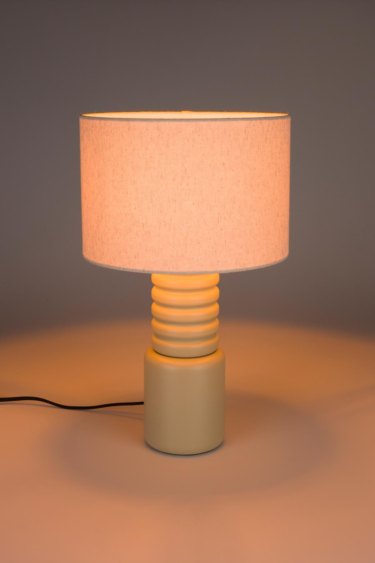 Moderne Tischlampe Six von Zuiver in warmem Beige, perfekt für gemütliche Abende und stilvolle Akzente in jedem Raum.