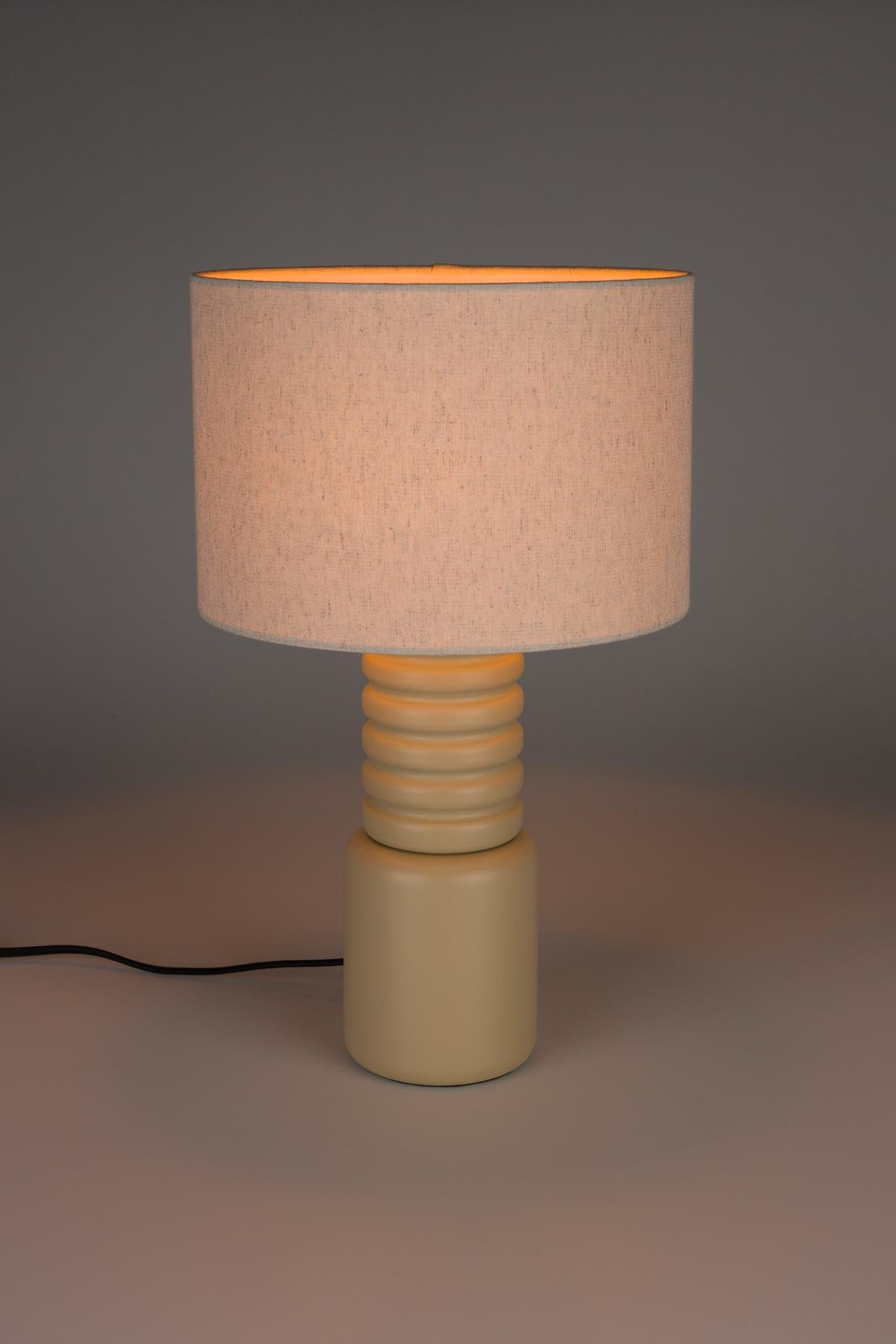 Moderne Tischlampe Six von Zuiver in stilvollem Beige, perfekt für gemütliche Abende und als dekoratives Element in jedem Raum.