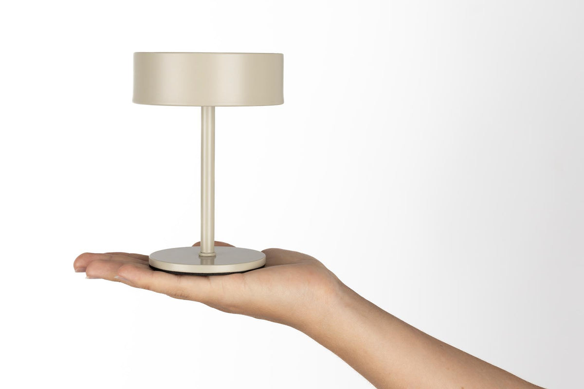 Kleine Tischleuchte Tischlampe Mini mit rundem flachem Schirm und quadratischer Eisenbasis
