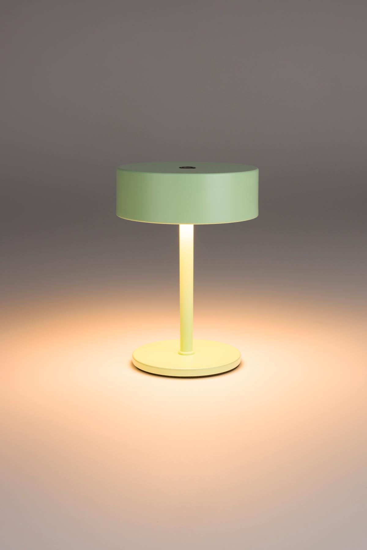 Tischlampe Mini in Grün präsentiert im Onlineshop von KAQTU Design AG. Tischleuchte ist von Zuiver
