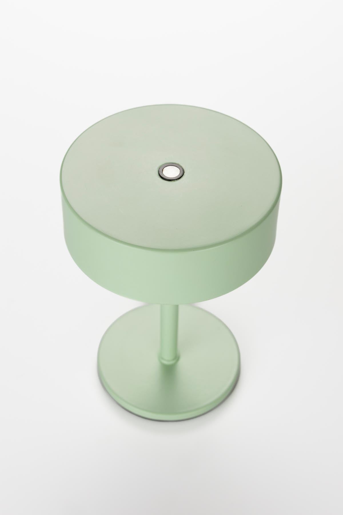Tischlampe Mini in Grün präsentiert im Onlineshop von KAQTU Design AG. Tischleuchte ist von Zuiver