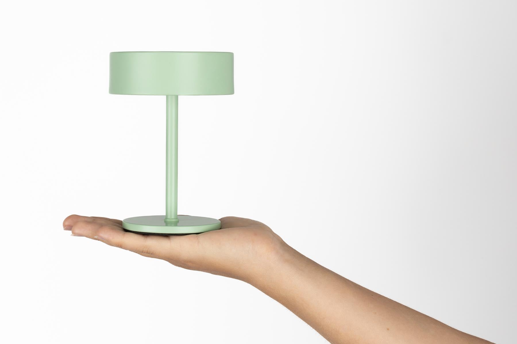 Tischlampe Mini in Grün präsentiert im Onlineshop von KAQTU Design AG. Tischleuchte ist von Zuiver