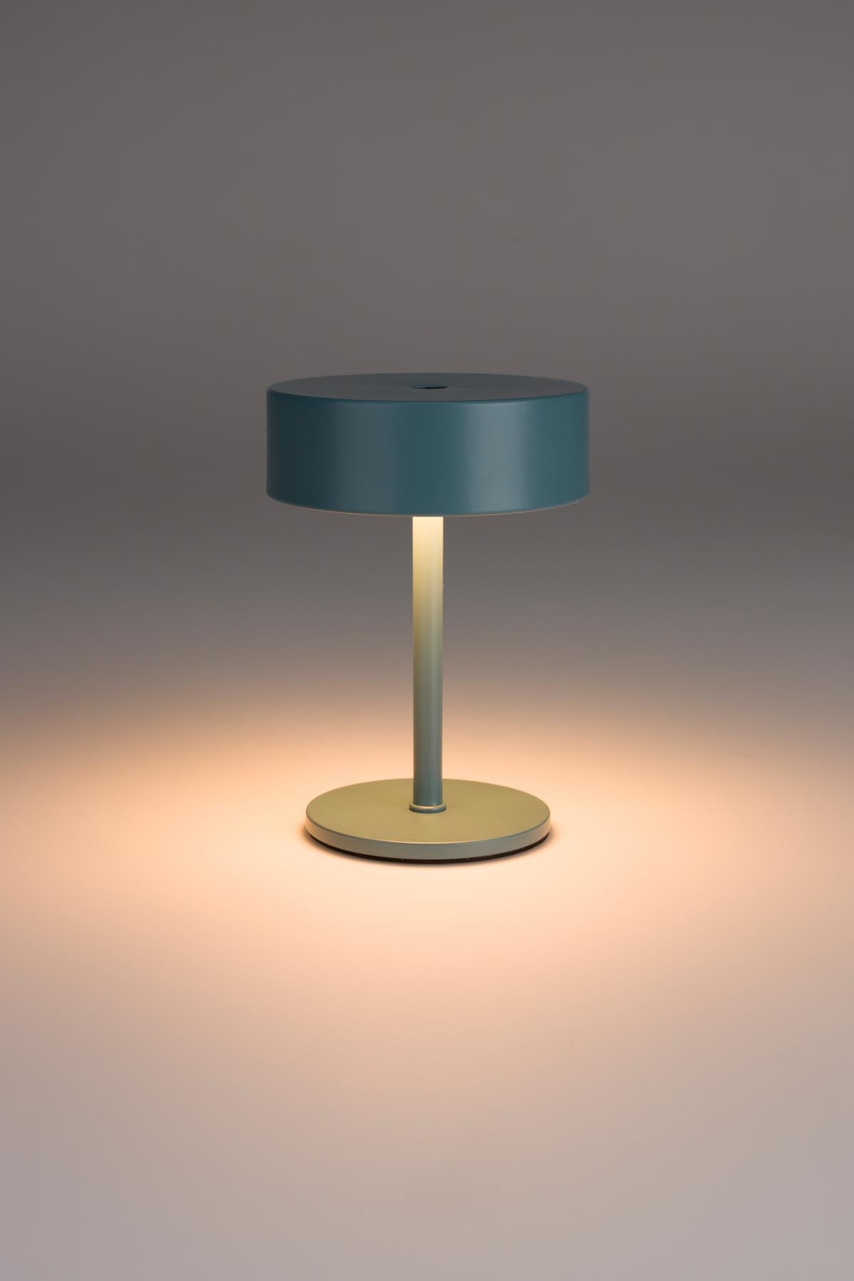 Kleine Tischleuchte Tischlampe Mini mit rundem flachem Schirm und quadratischer Eisenbasis