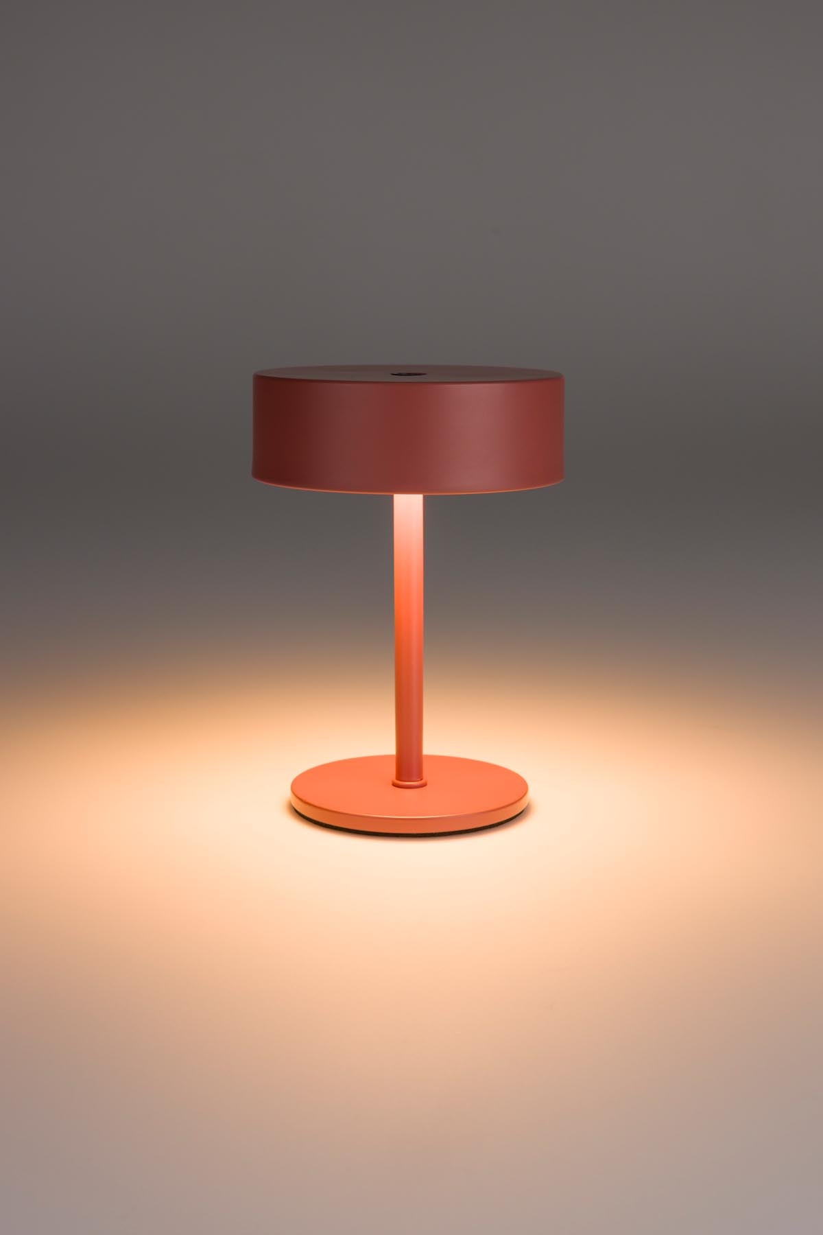 Tischlampe Mini in Rot präsentiert im Onlineshop von KAQTU Design AG. Tischleuchte ist von Zuiver