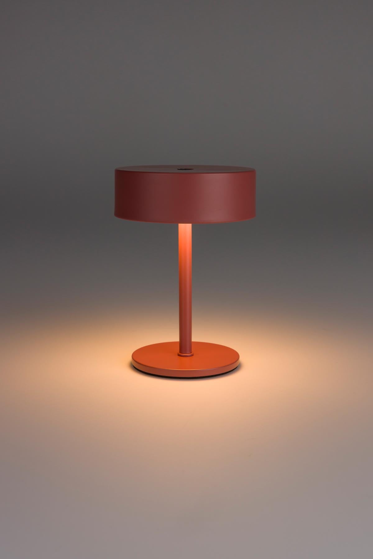 Tischlampe Mini in Rot präsentiert im Onlineshop von KAQTU Design AG. Tischleuchte ist von Zuiver