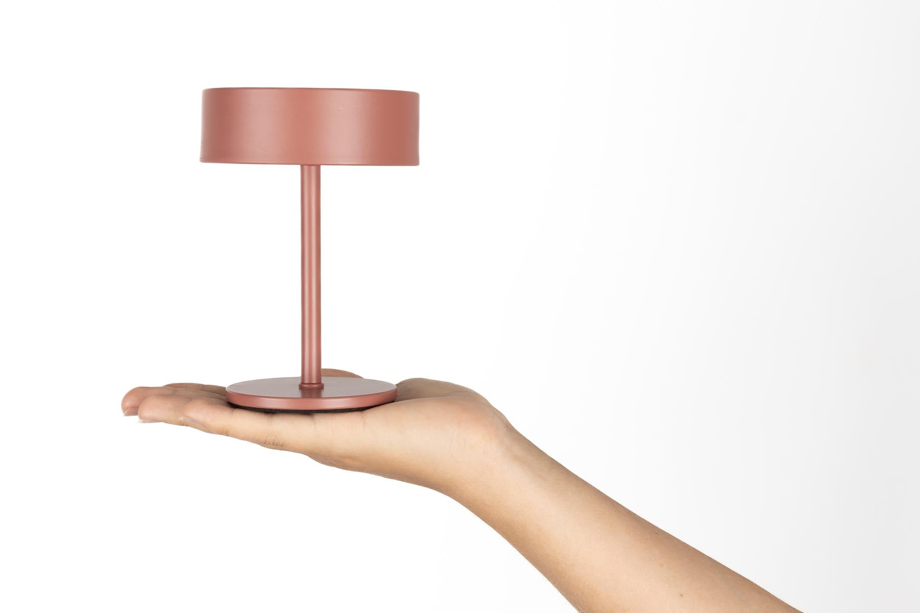 Tischlampe Mini in Rot präsentiert im Onlineshop von KAQTU Design AG. Tischleuchte ist von Zuiver