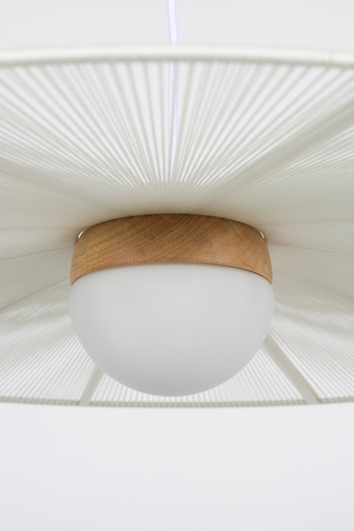 Pendellampe Belle S in beige präsentiert im Onlineshop von KAQTU Design AG. Pendelleuchte ist von Zuiver