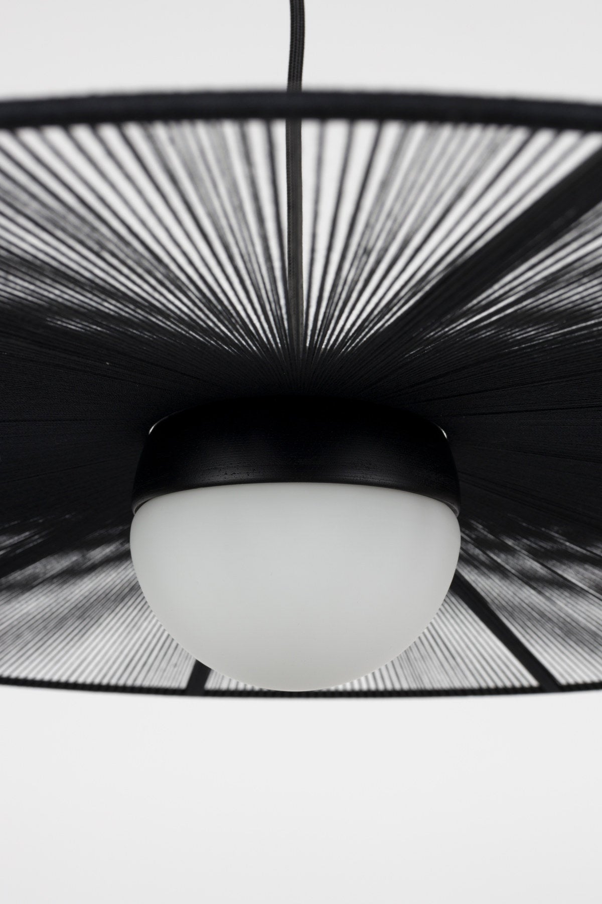 Pendellampe Belle S in Schwarz präsentiert im Onlineshop von KAQTU Design AG. Pendelleuchte ist von Zuiver