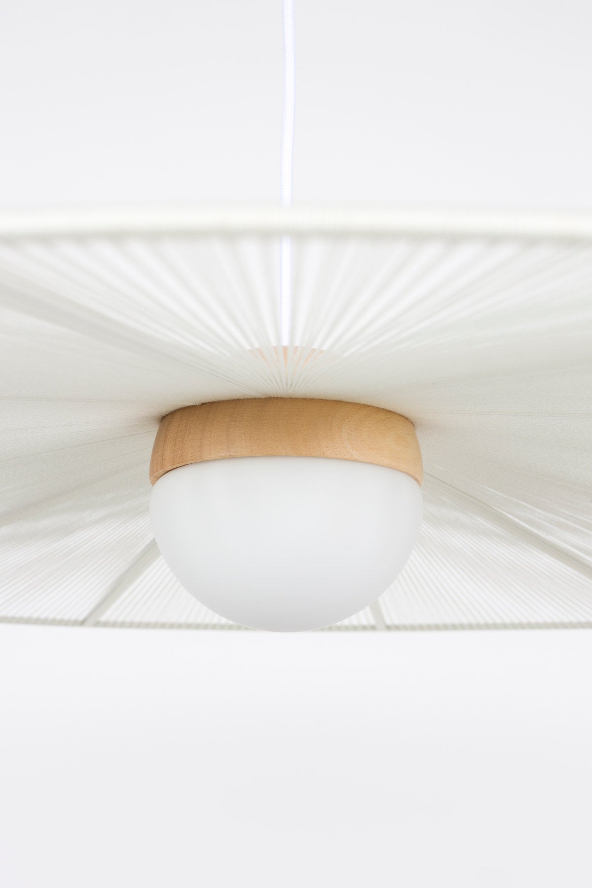 Pendellampe Belle L in beige präsentiert im Onlineshop von KAQTU Design AG. Pendelleuchte ist von Zuiver