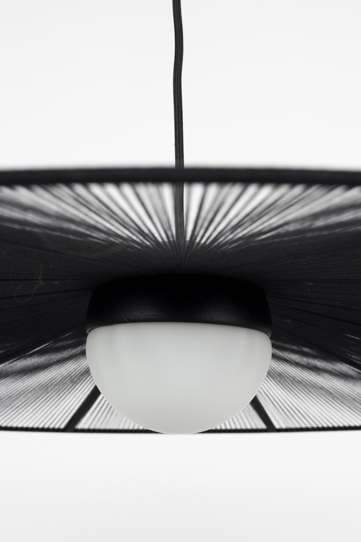 Pendellampe Belle L in Schwarz präsentiert im Onlineshop von KAQTU Design AG. Pendelleuchte ist von Zuiver